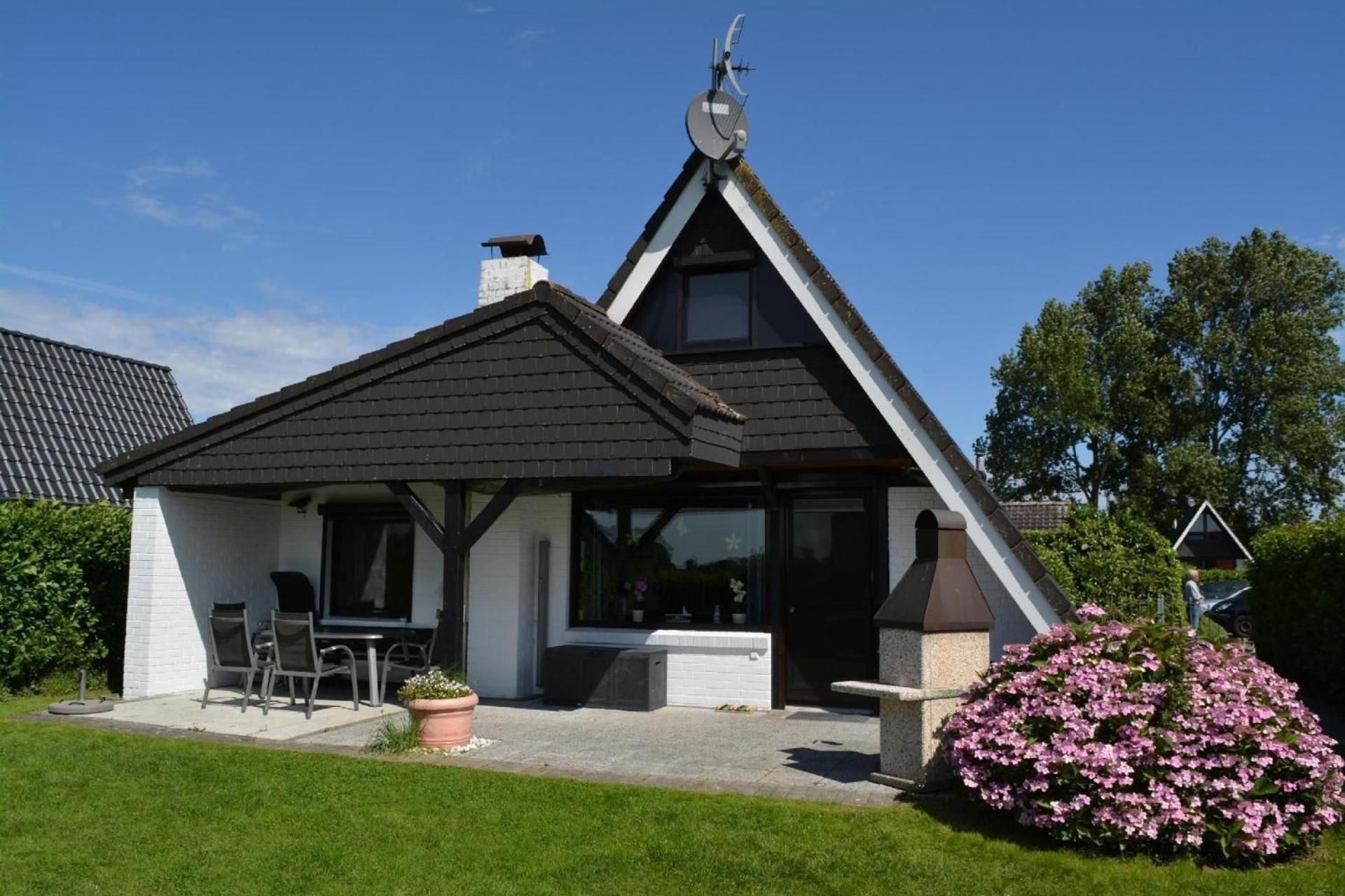 Nurdachhaus mit Anbau und großer überdachter Terrasse