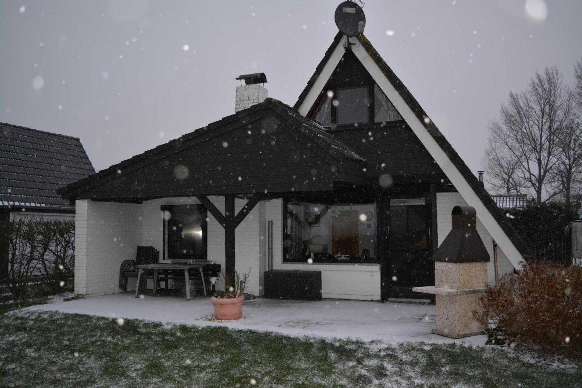Nurdachhaus mit Anbau und großer überdachter Terrasse