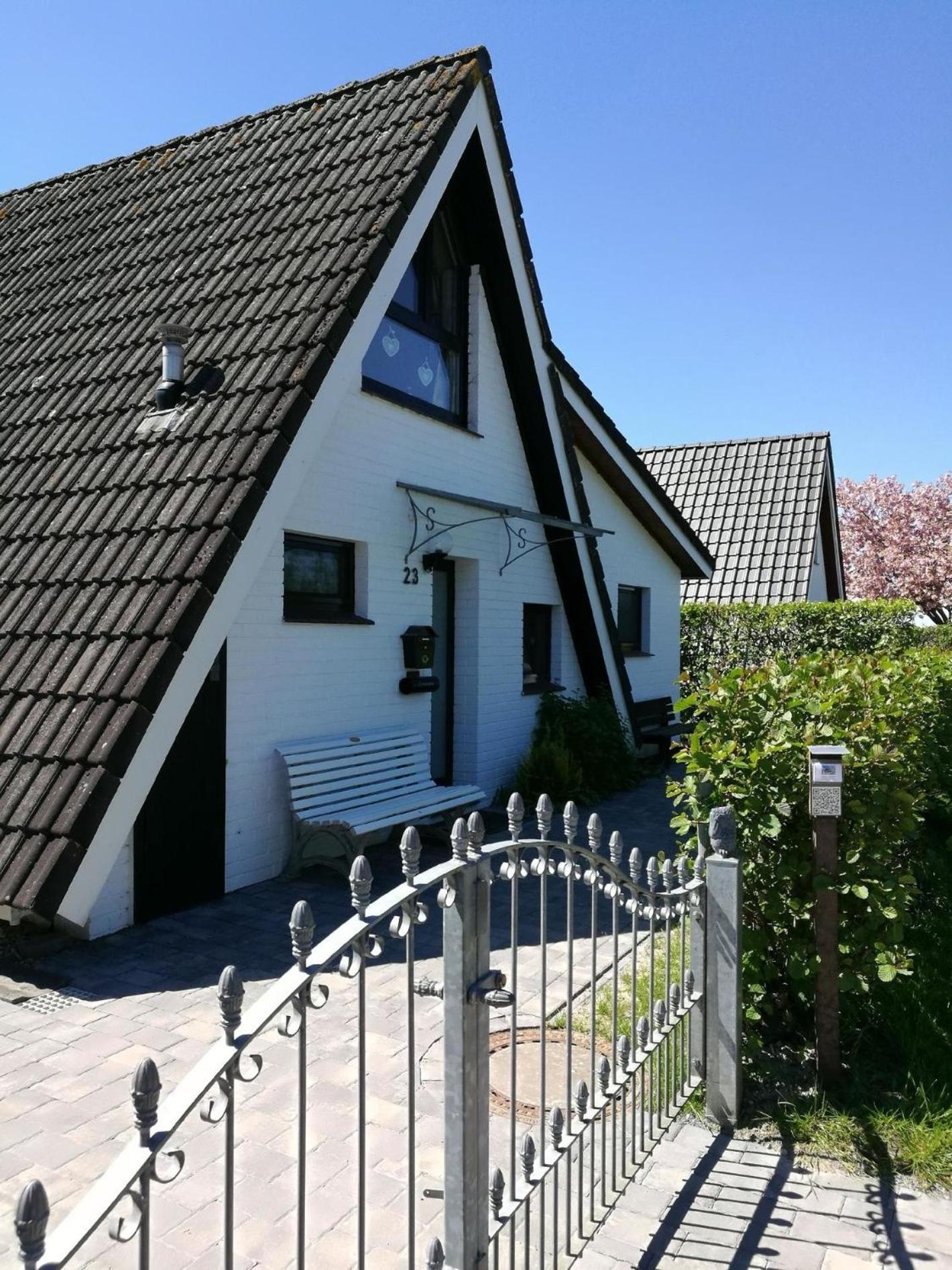 Nurdachhaus mit Anbau und großer überdachter Terrasse