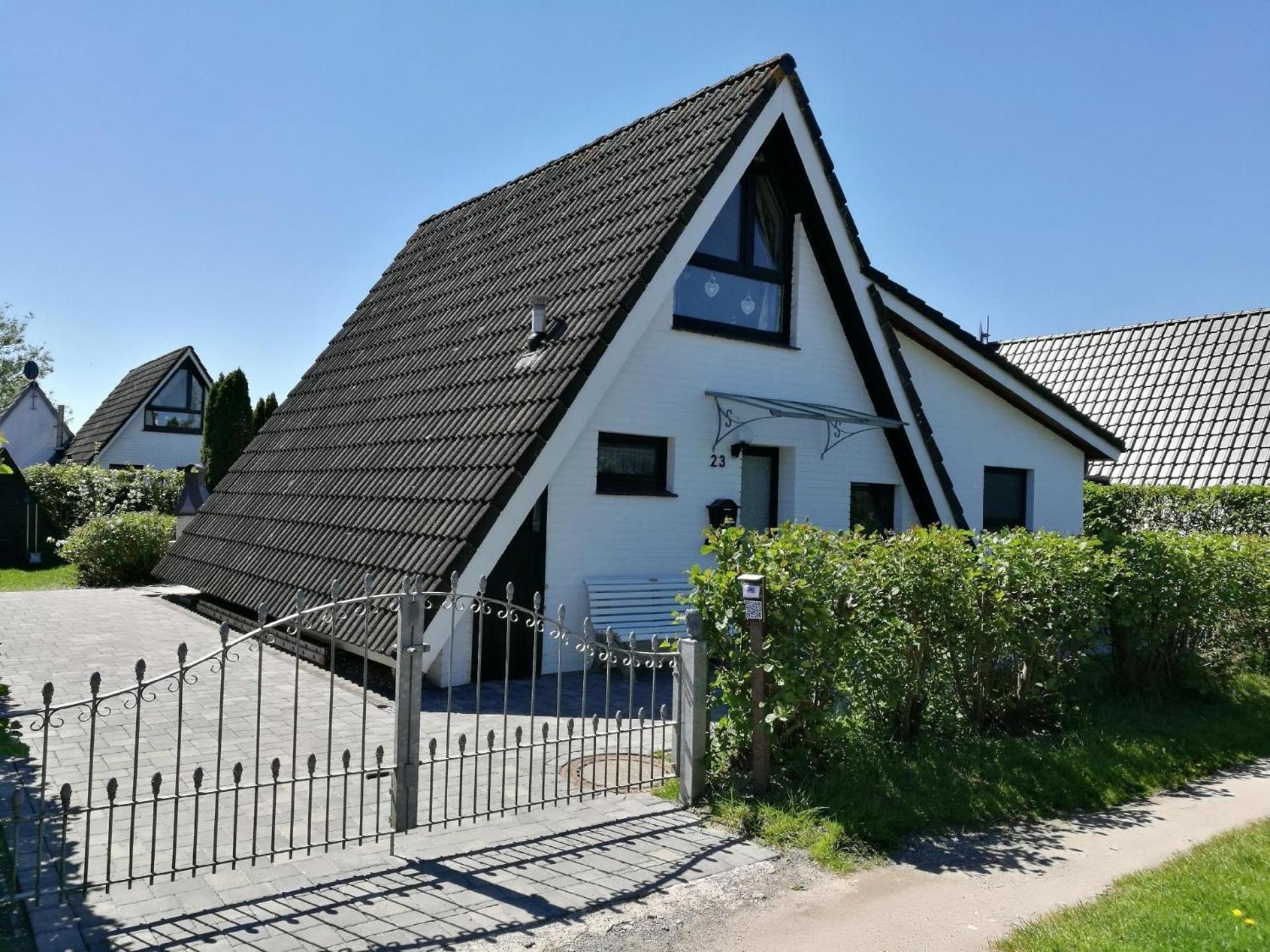 Nurdachhaus mit Anbau und großer überdachter Terrasse