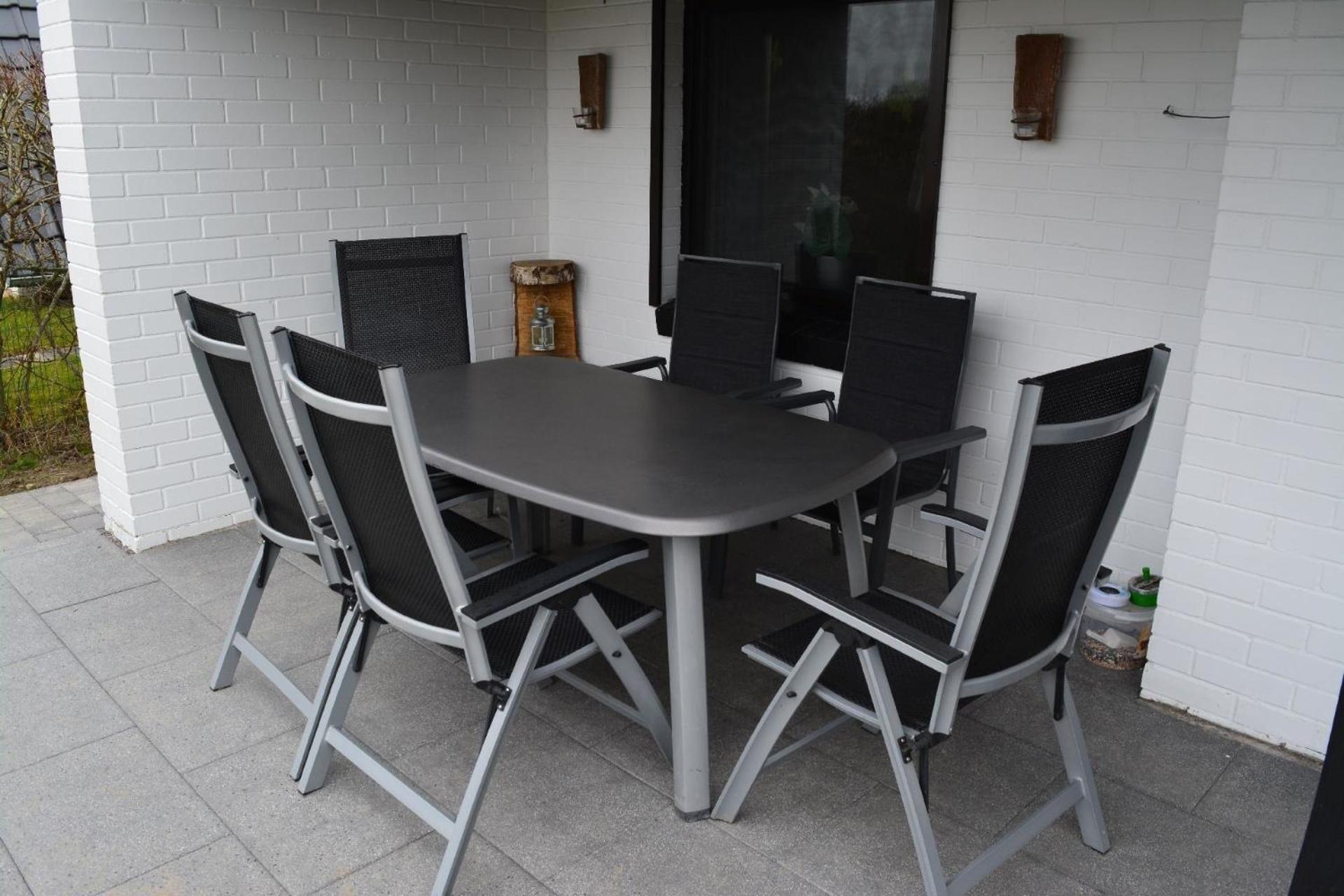 Nurdachhaus mit Anbau und großer überdachter Terrasse
