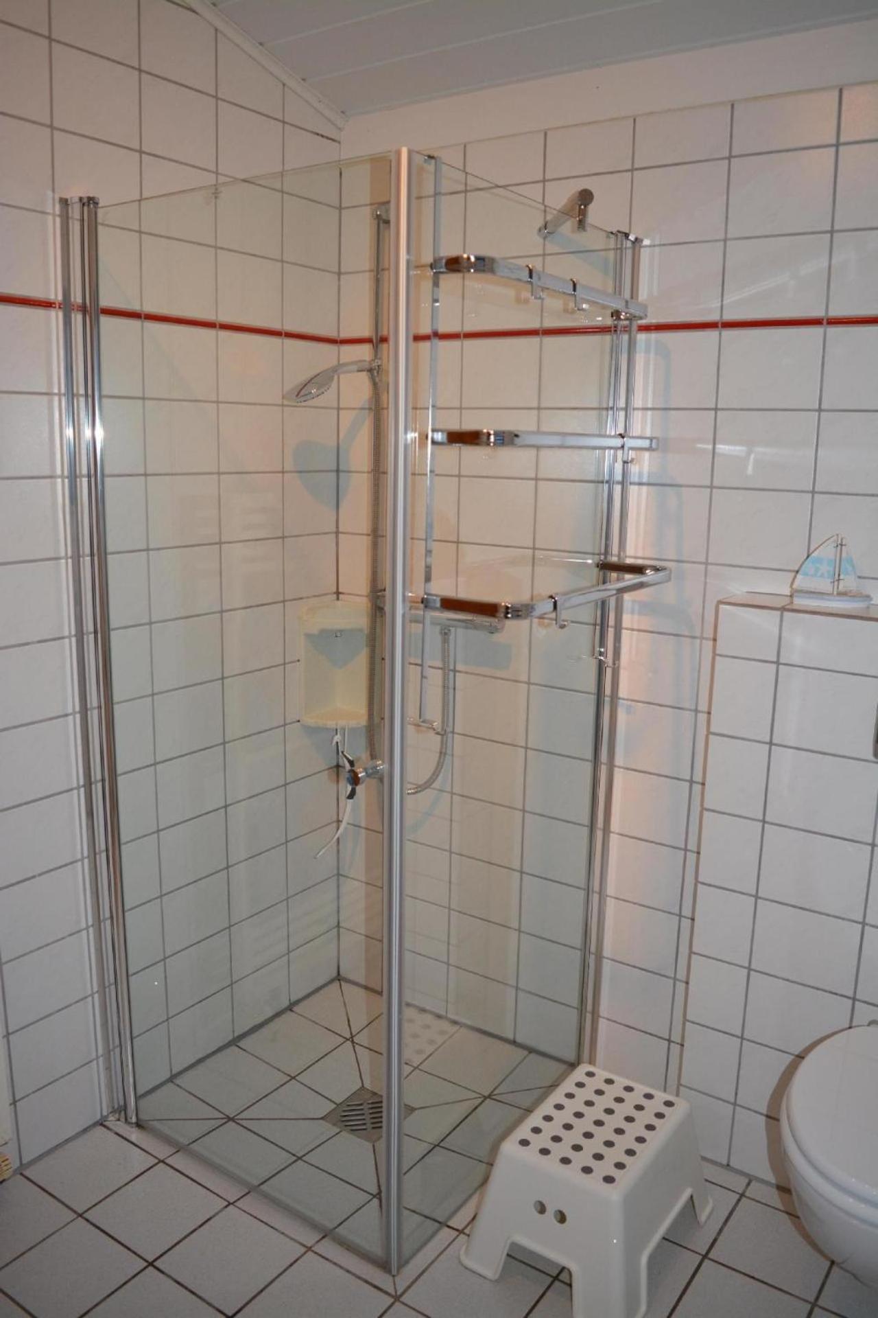 Nurdachhaus mit Anbau und großer überdachter Terrasse