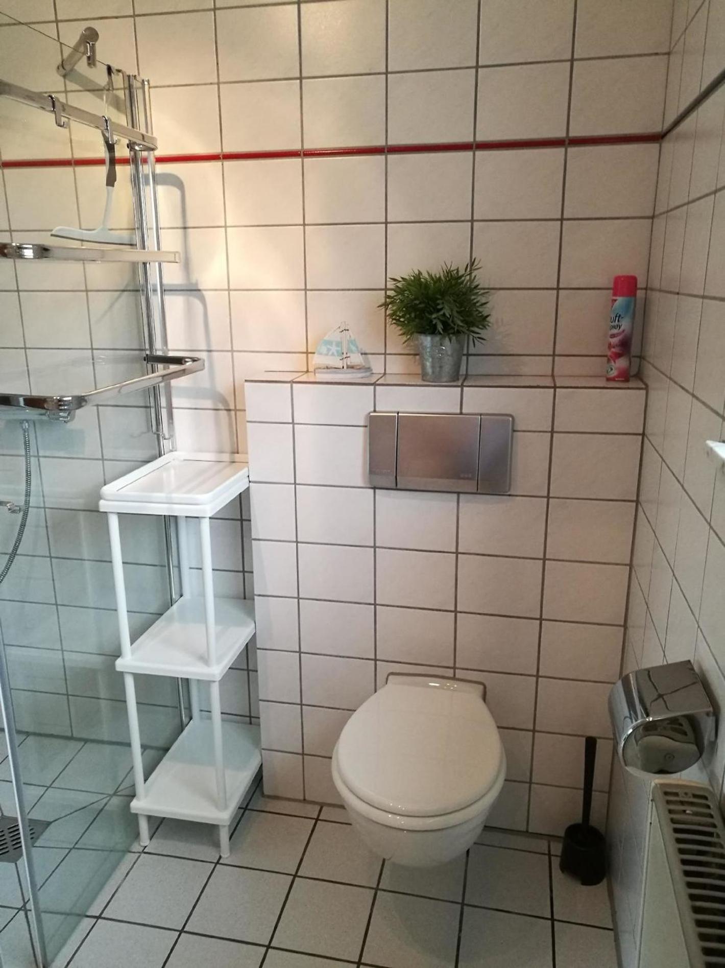 Nurdachhaus mit Anbau und großer überdachter Terrasse