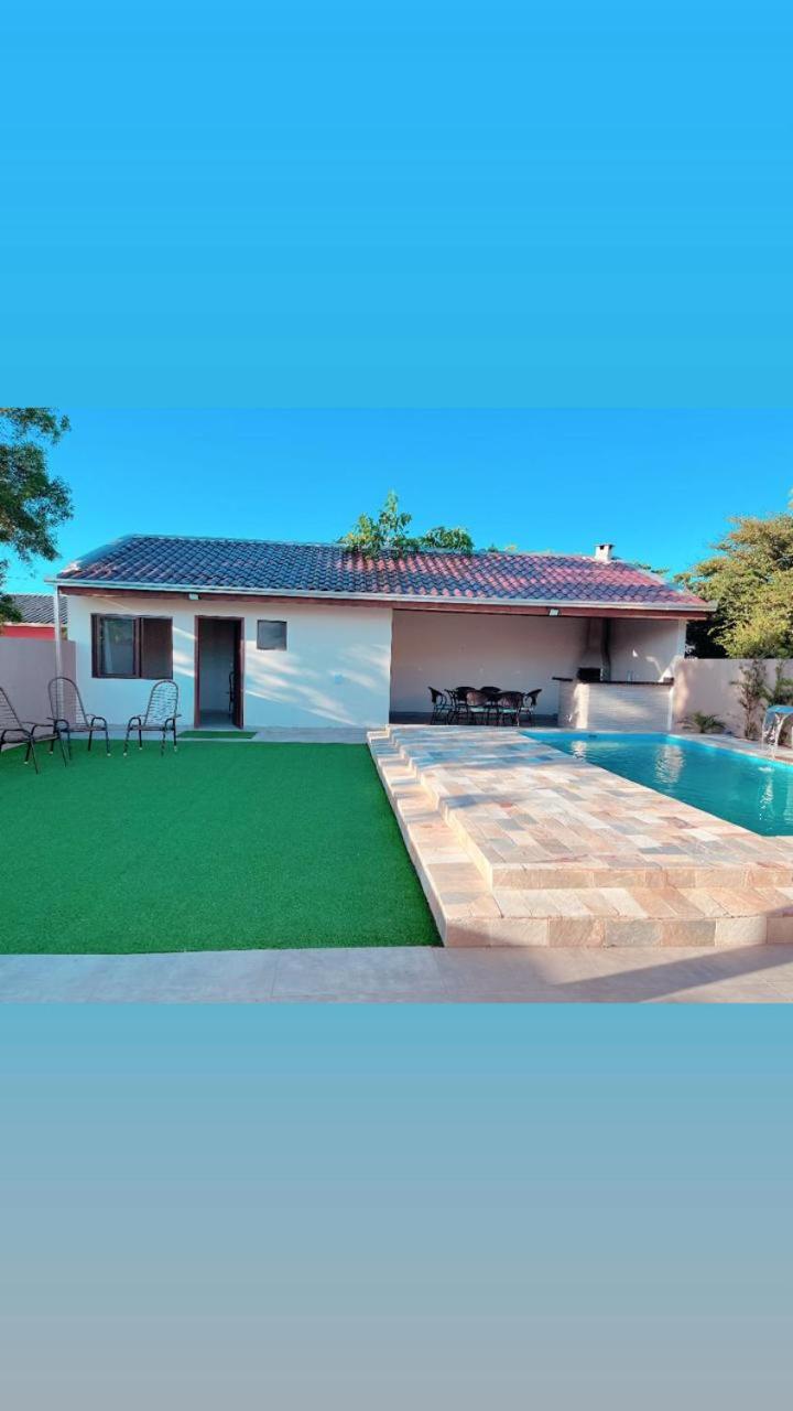 Com piscina. Casa para família.