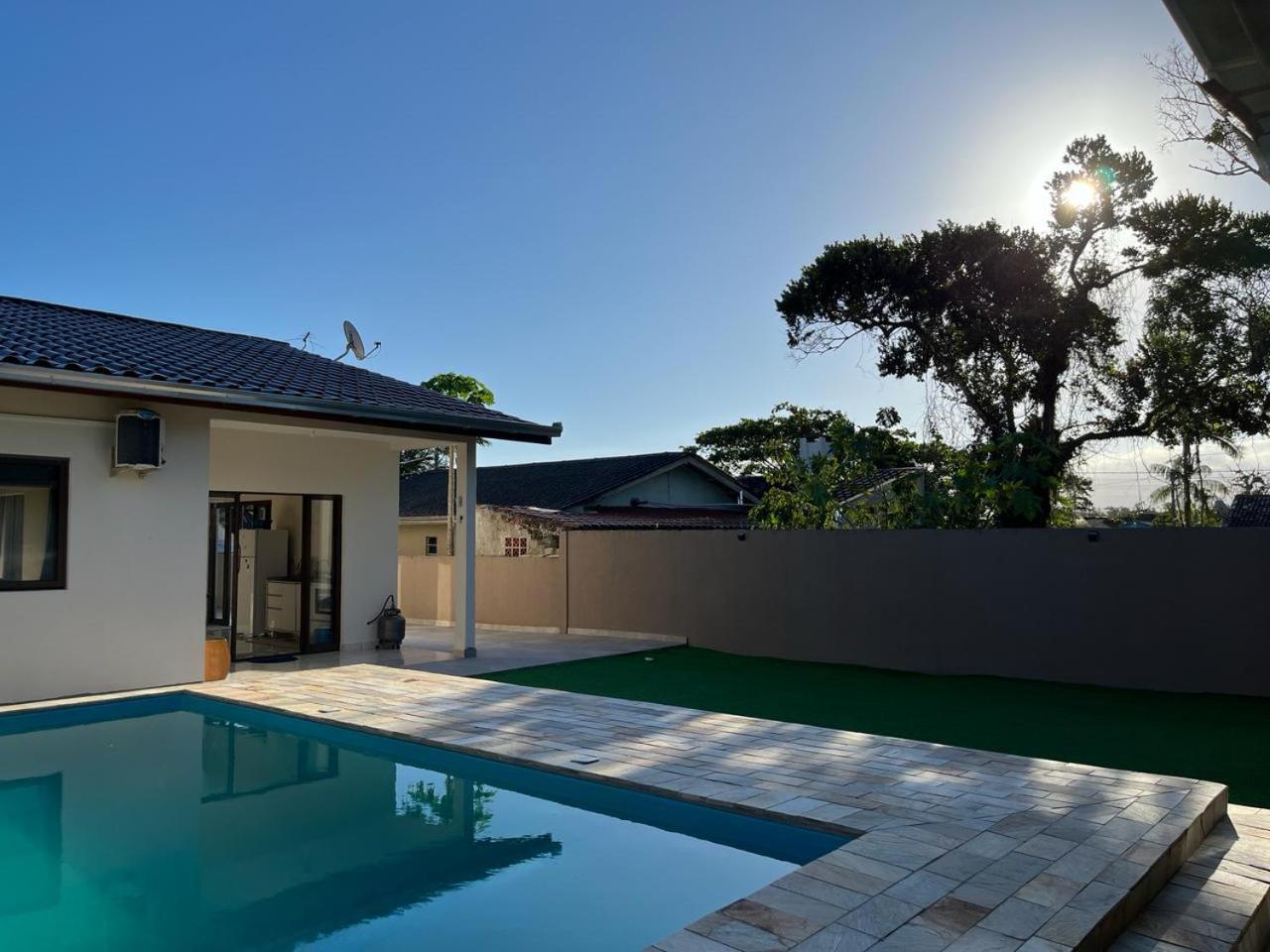 Com piscina. Casa para família.