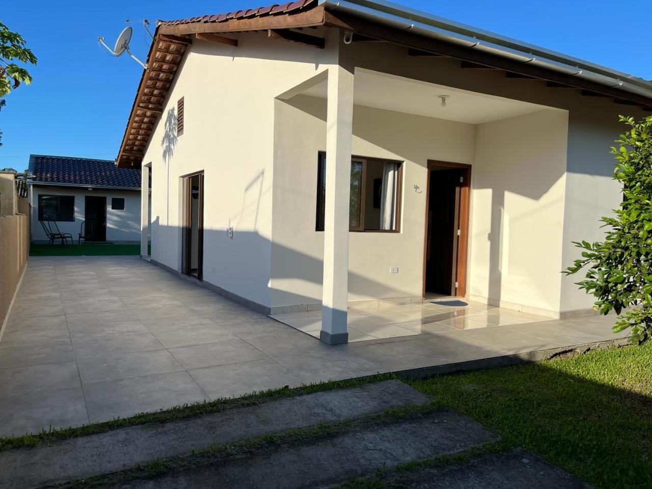 Com piscina. Casa para família.
