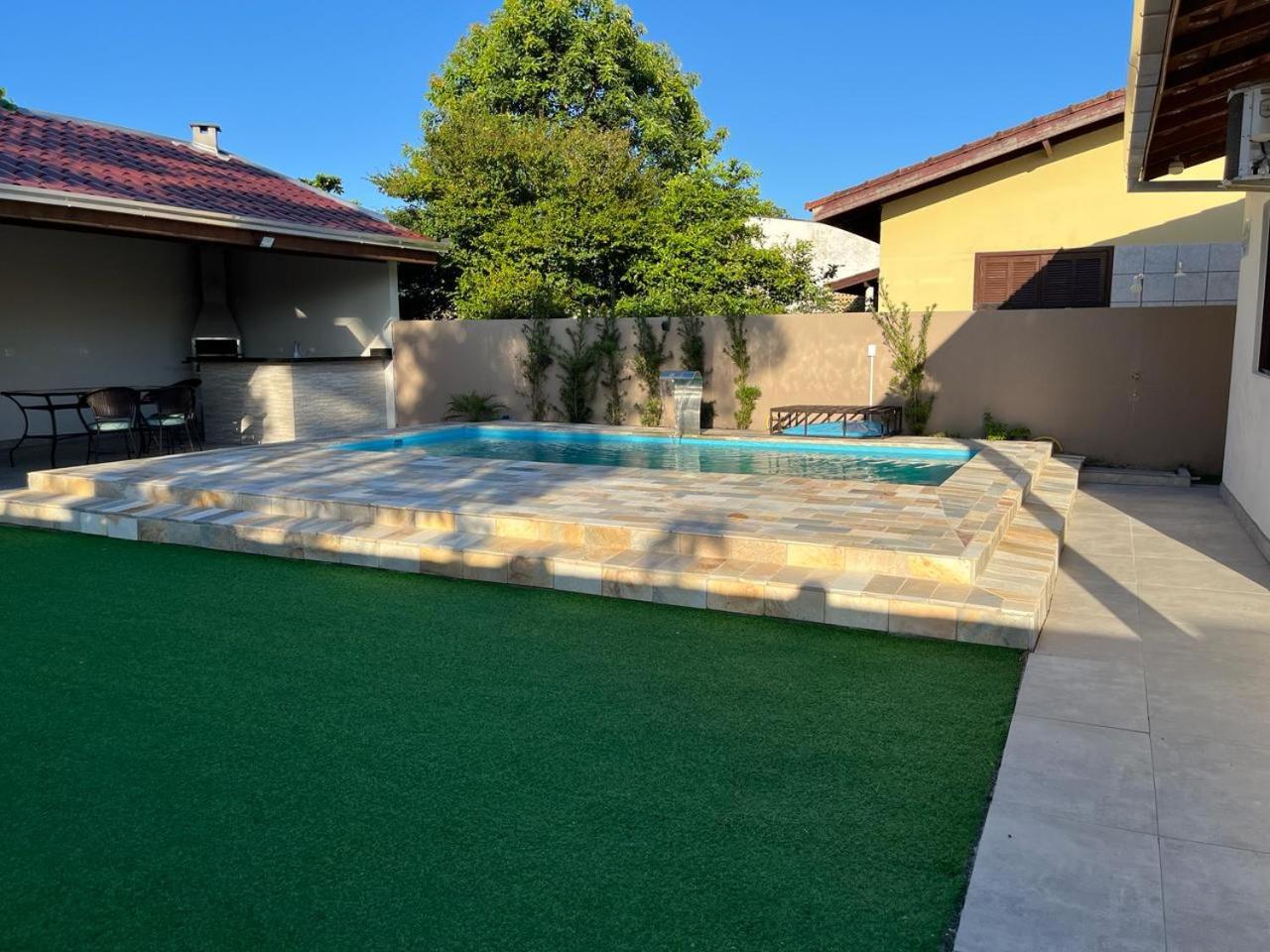 Com piscina. Casa para família.