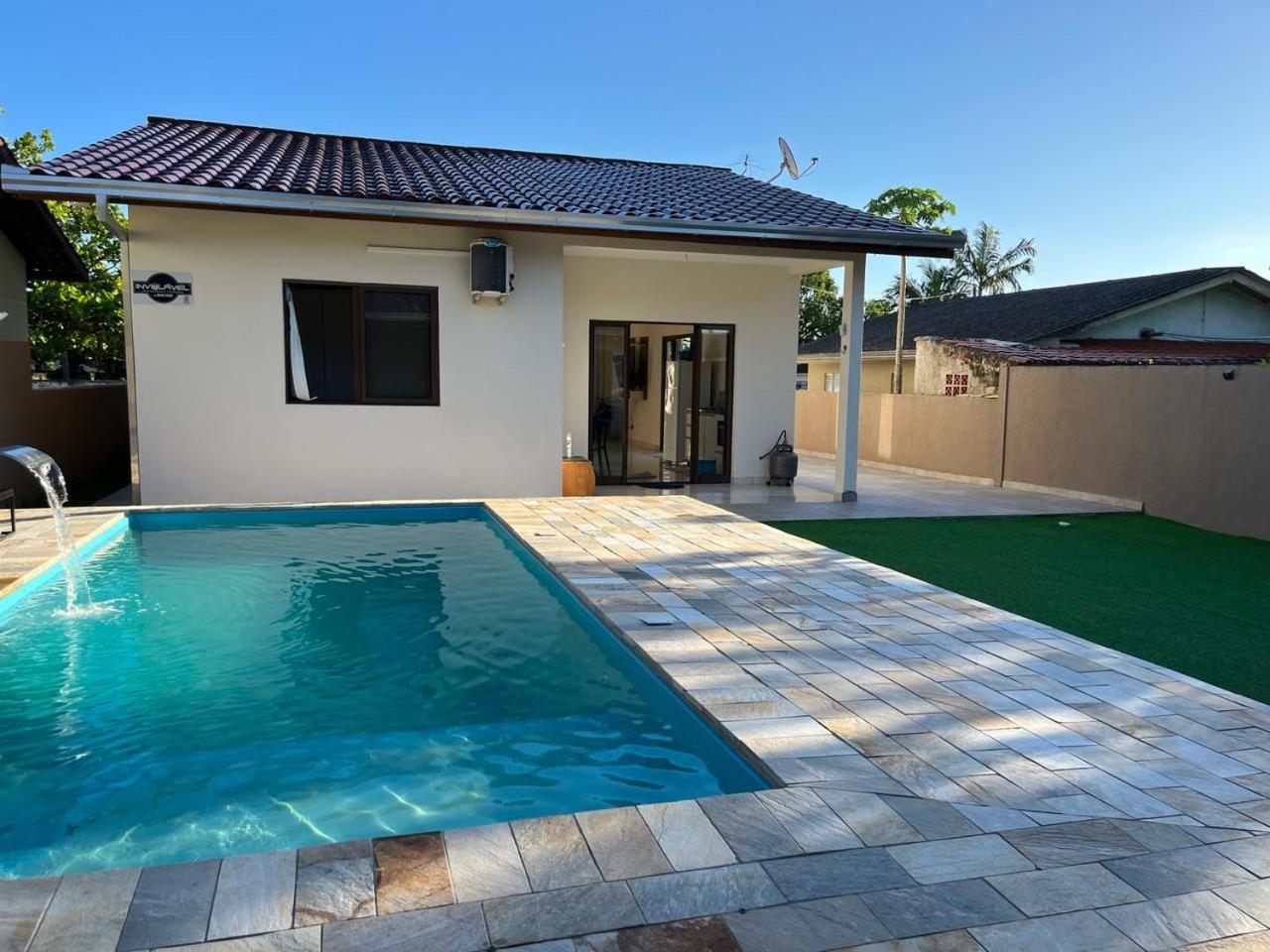 Com piscina. Casa para família.