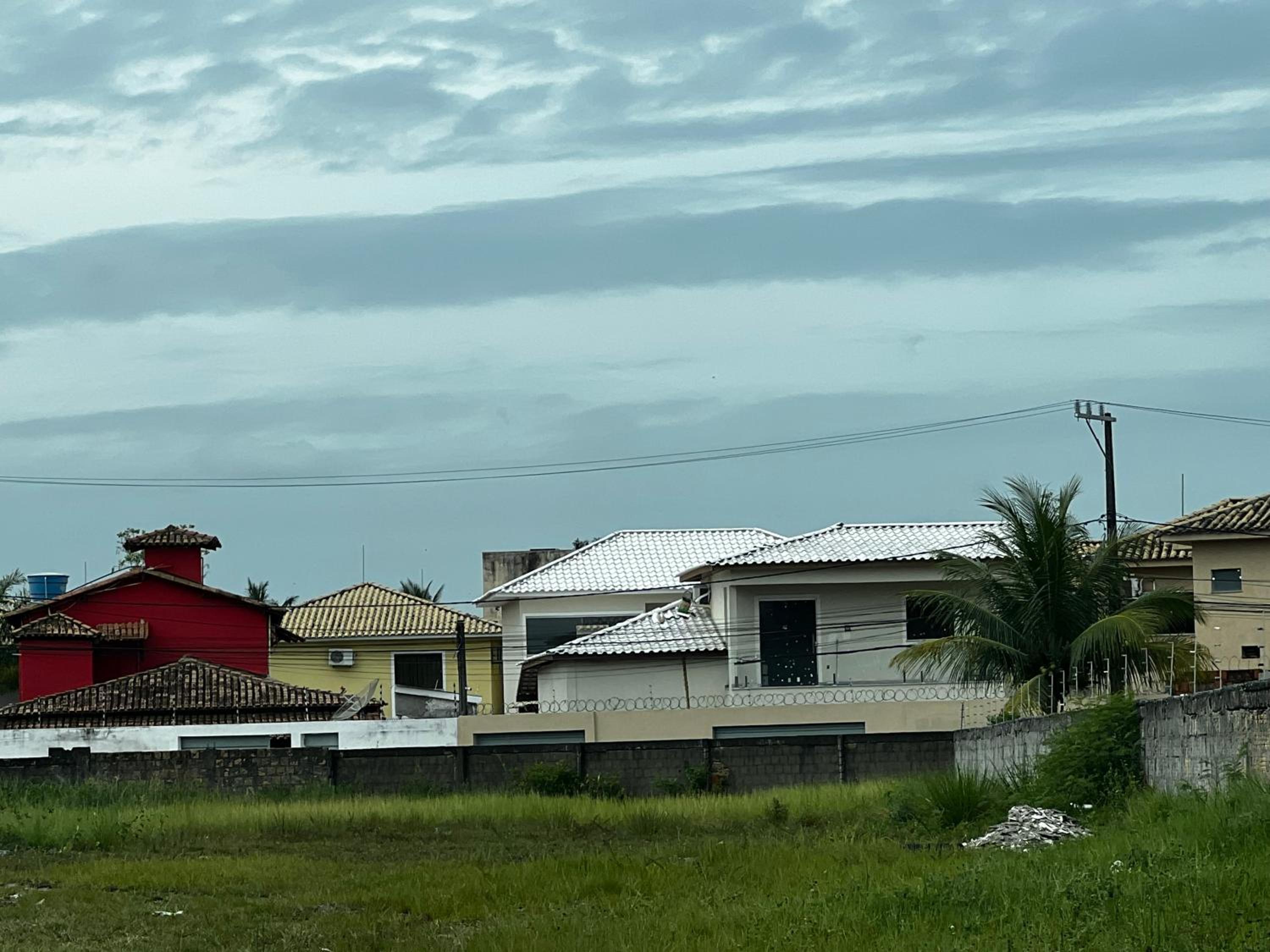 EXCELENTE E AMPLA CASA A 500 METROS DA PRAIA ( BARRACA AXÉ MOI )
