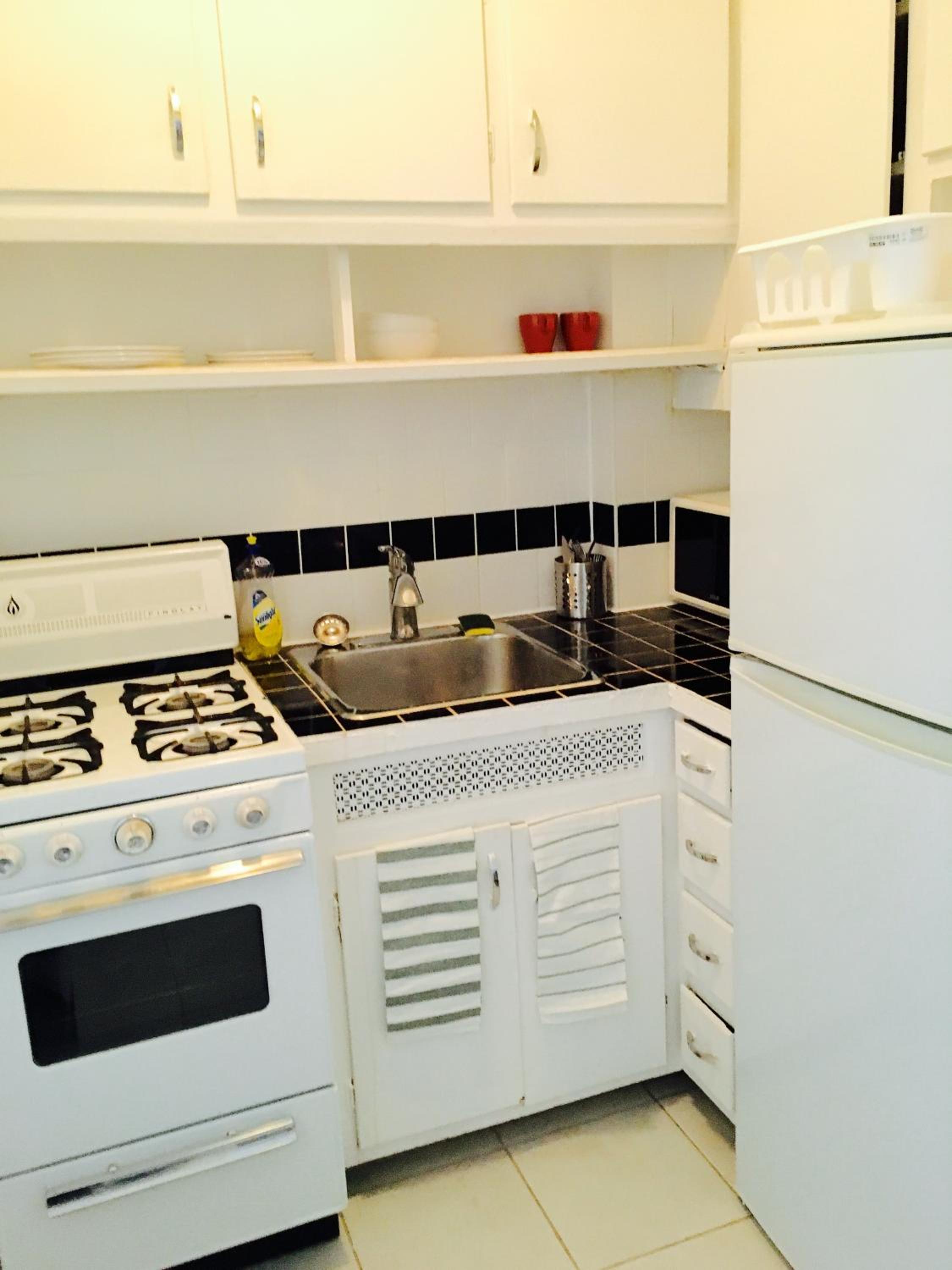 Stylish Montreal Apartment: Comfortable Stay in the Golden Square Mile