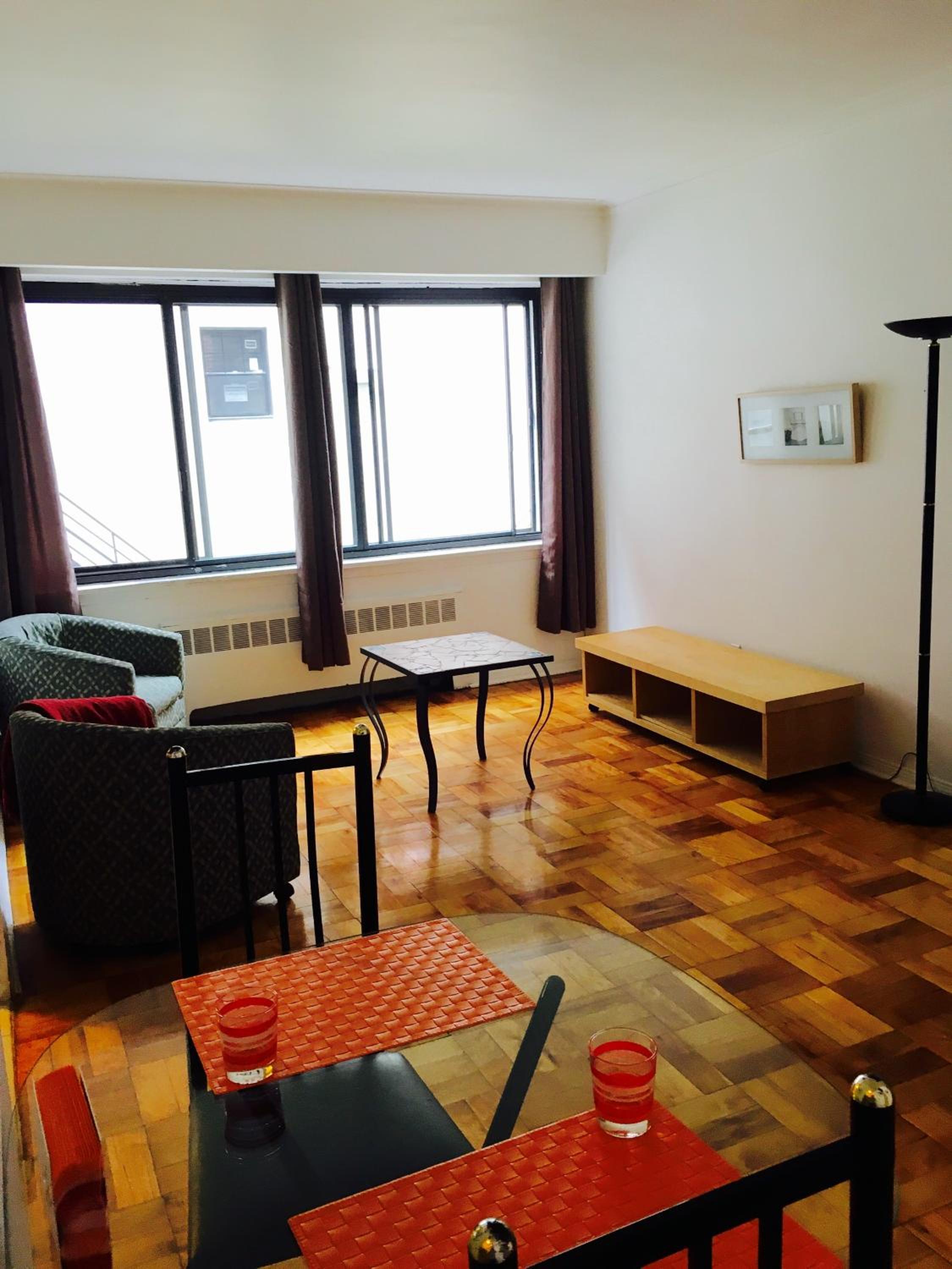 Stylish Montreal Apartment: Comfortable Stay in the Golden Square Mile