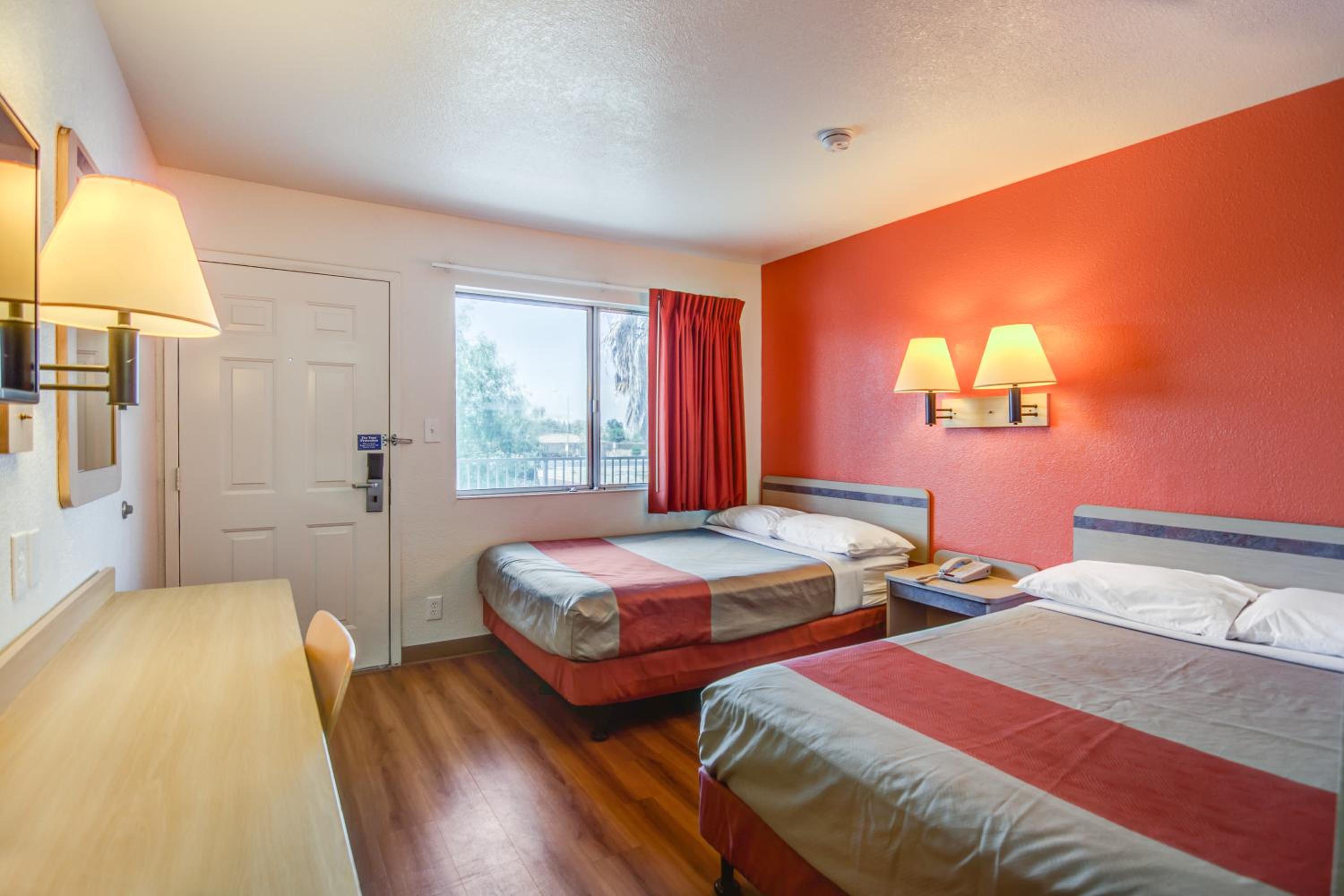 Super 8 by Wyndham Tracy