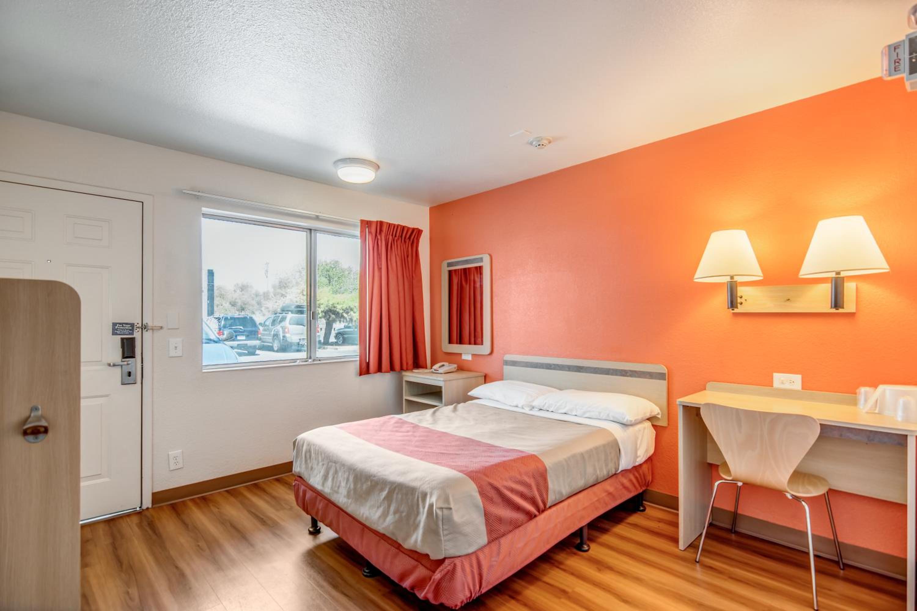Super 8 by Wyndham Tracy