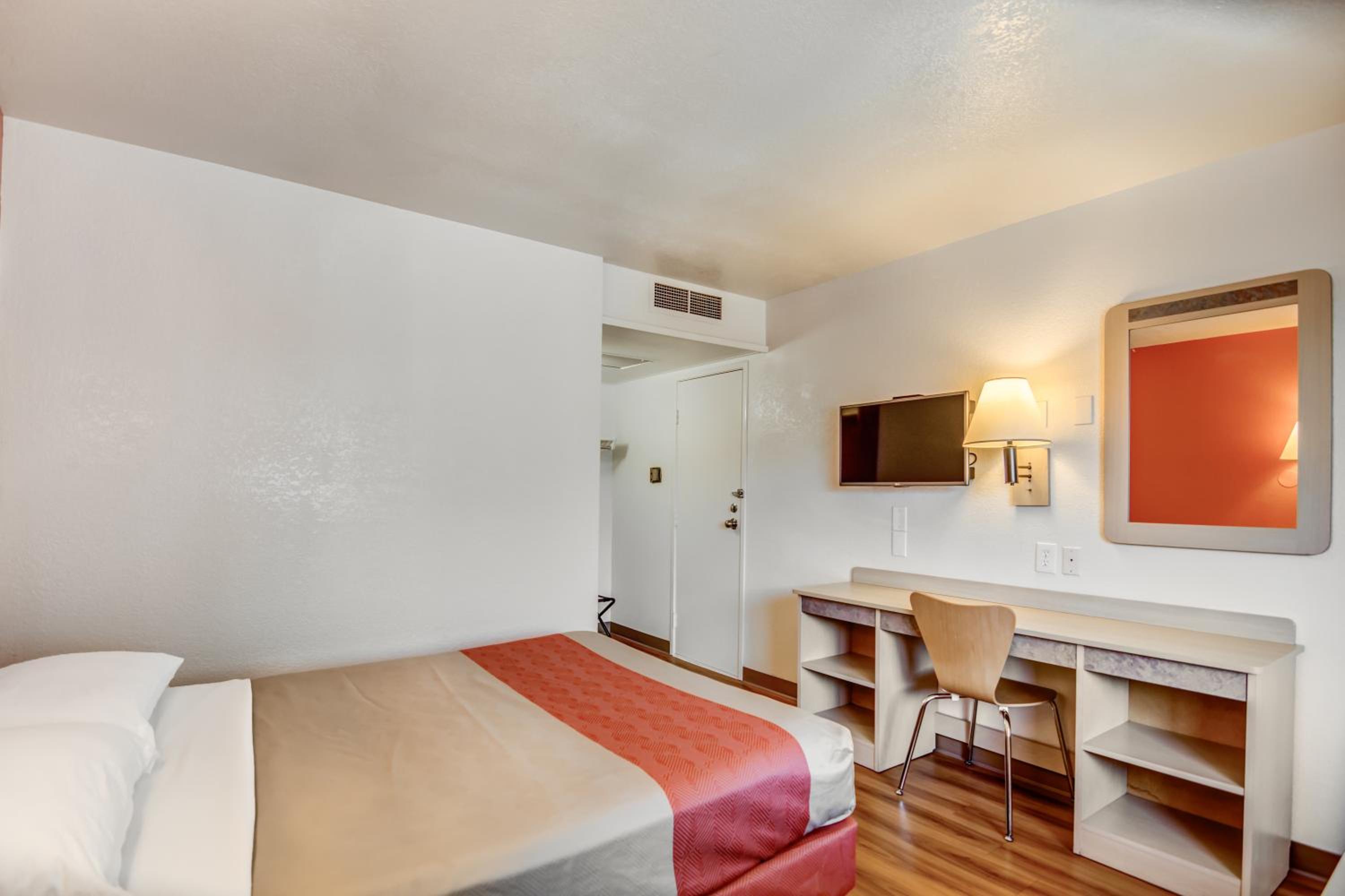 Super 8 by Wyndham Tracy