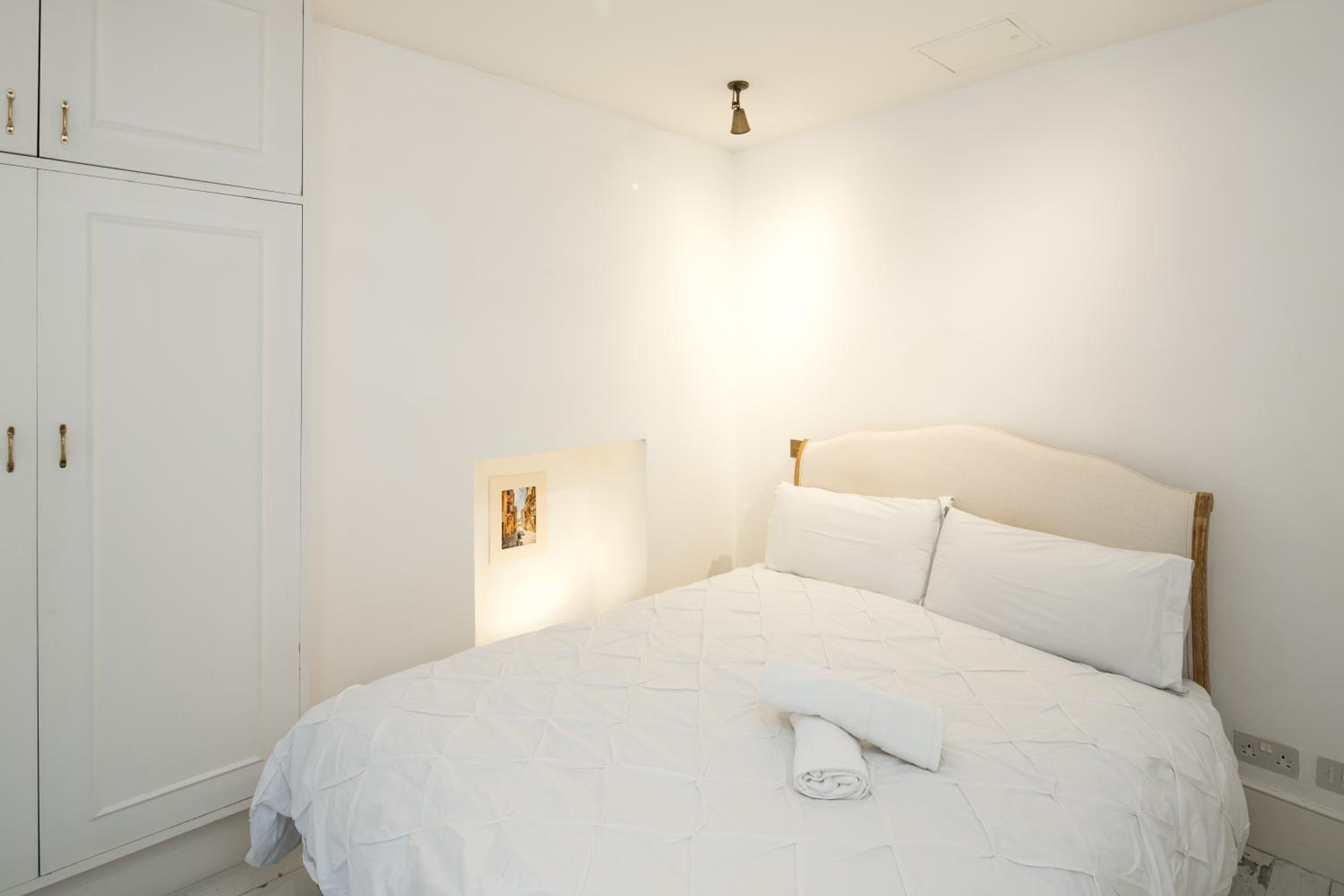 Charming 2-Bed Flat in the heart of Nottinghill - Steps from Portobello Rd Market and NottingHill Bookshop
