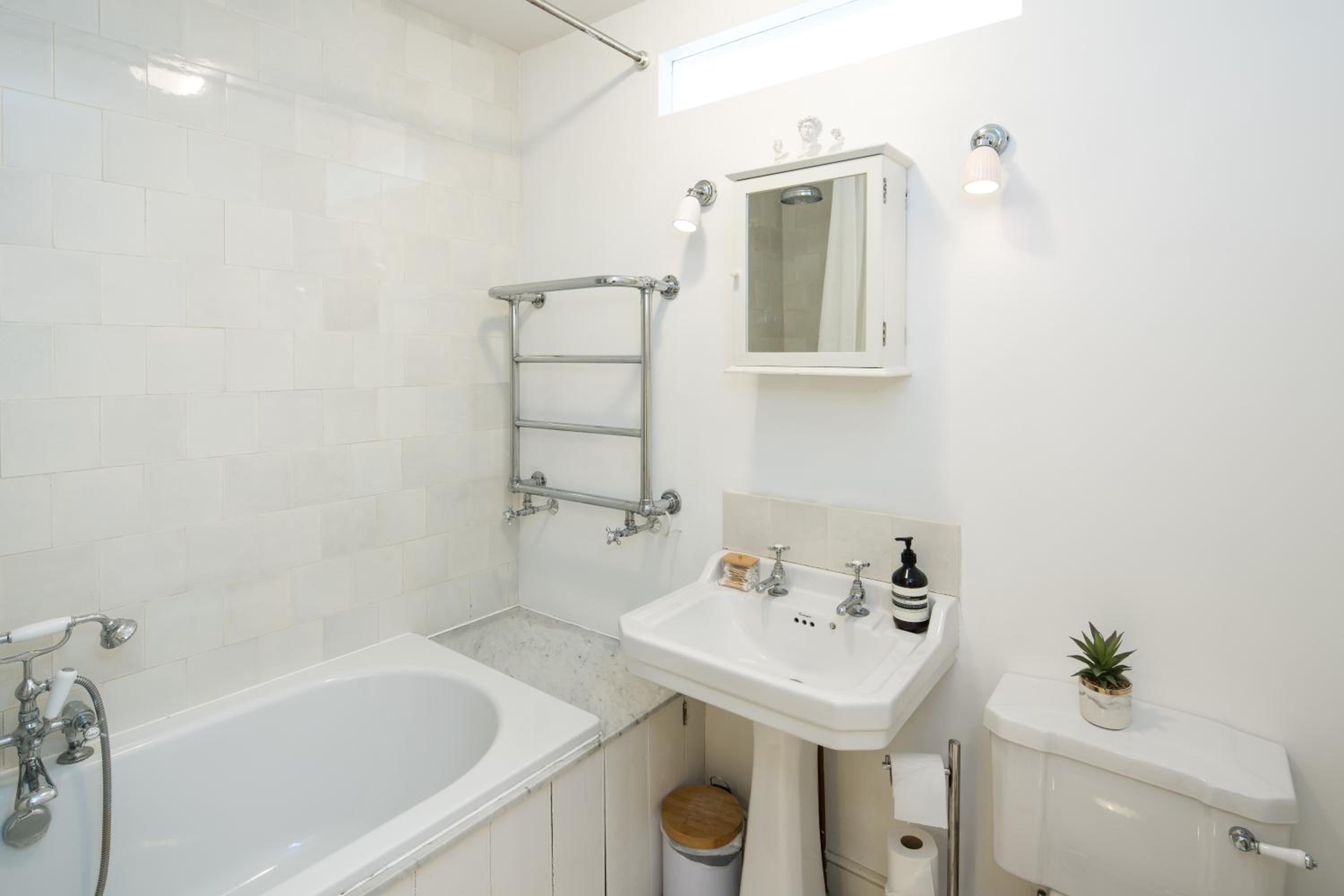 Charming 2-Bed Flat in the heart of Nottinghill - Steps from Portobello Rd Market and NottingHill Bookshop
