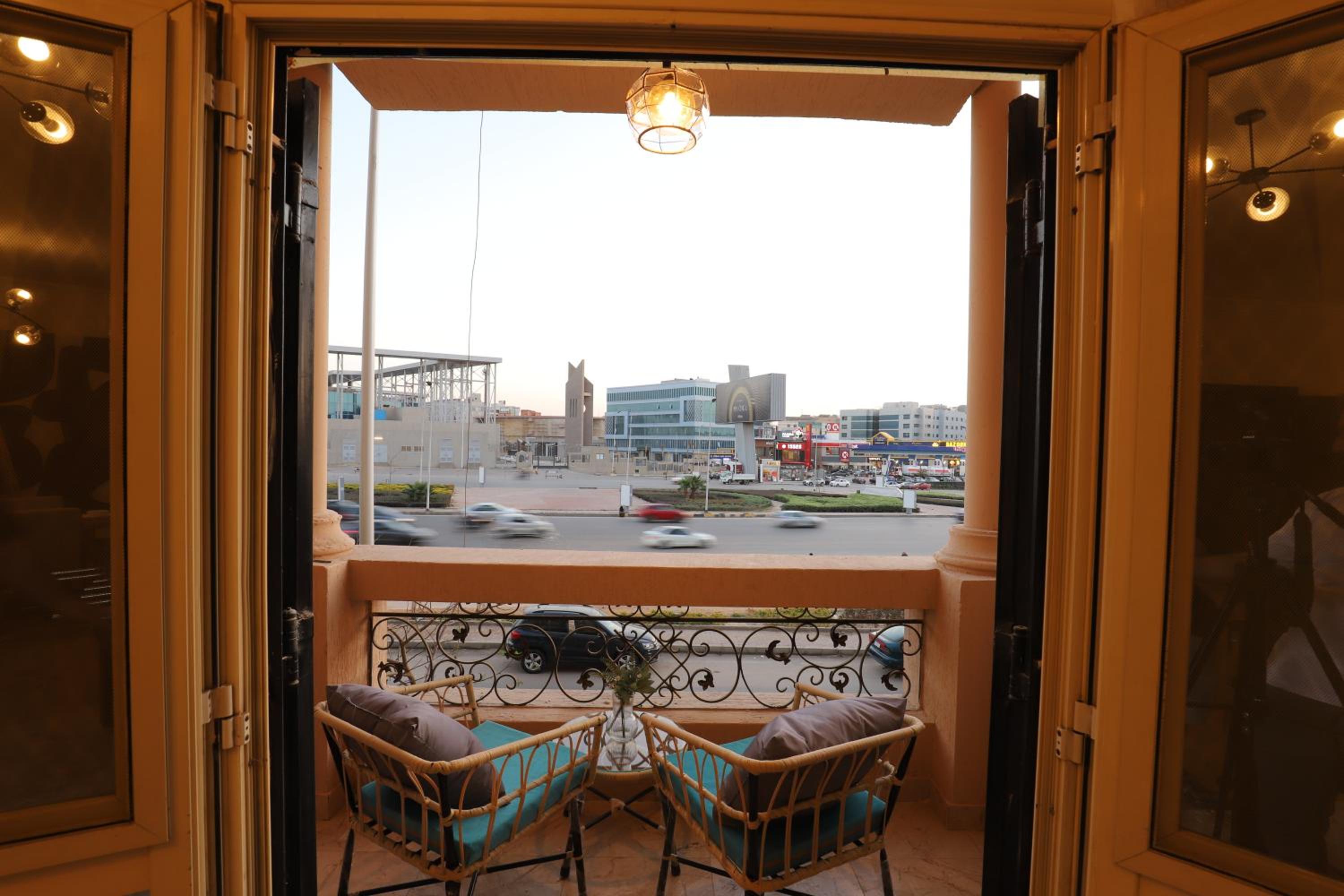 Signature Stays - Spacious Modern Apt