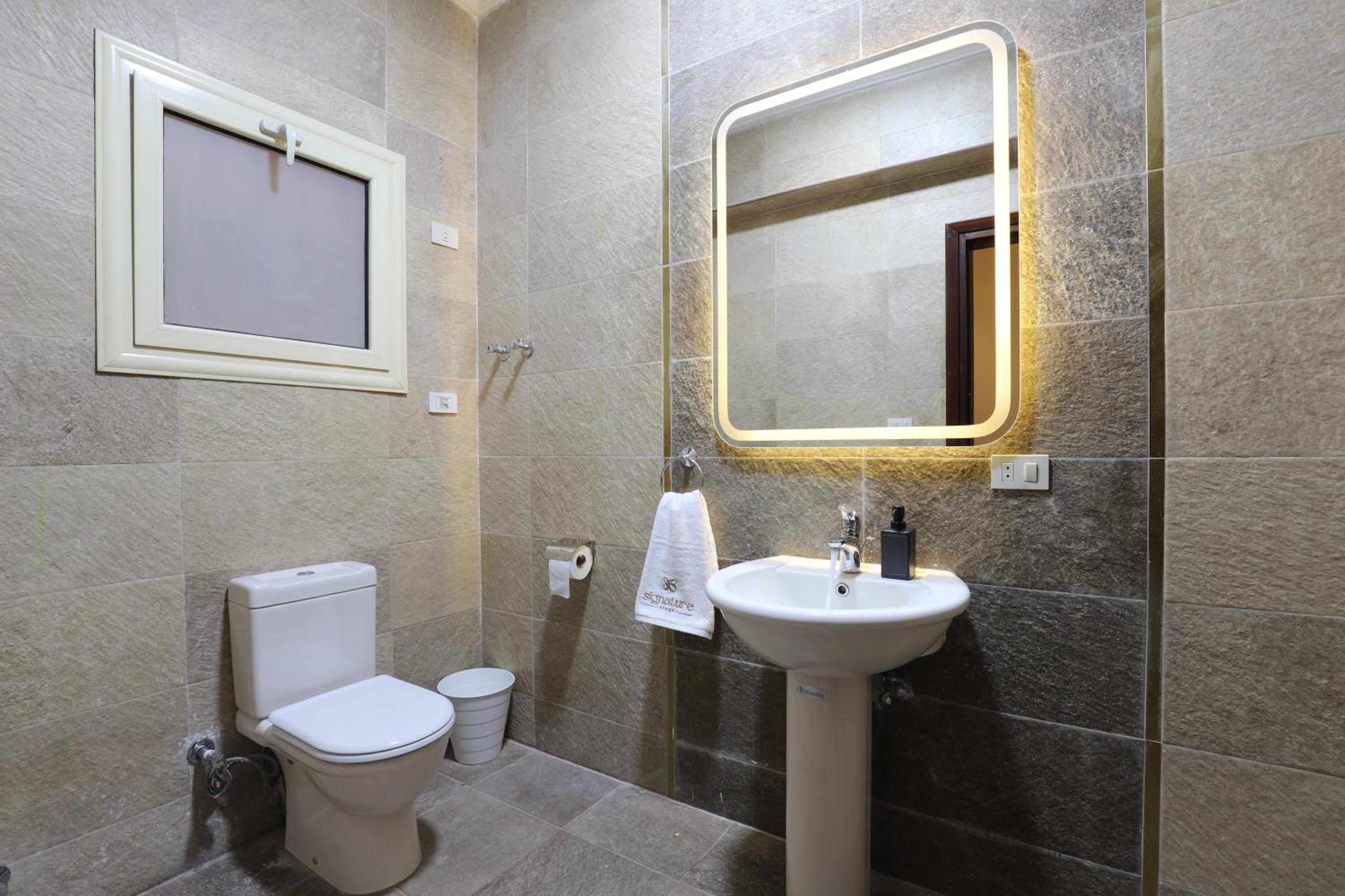 Signature Stays - Spacious Modern Apt