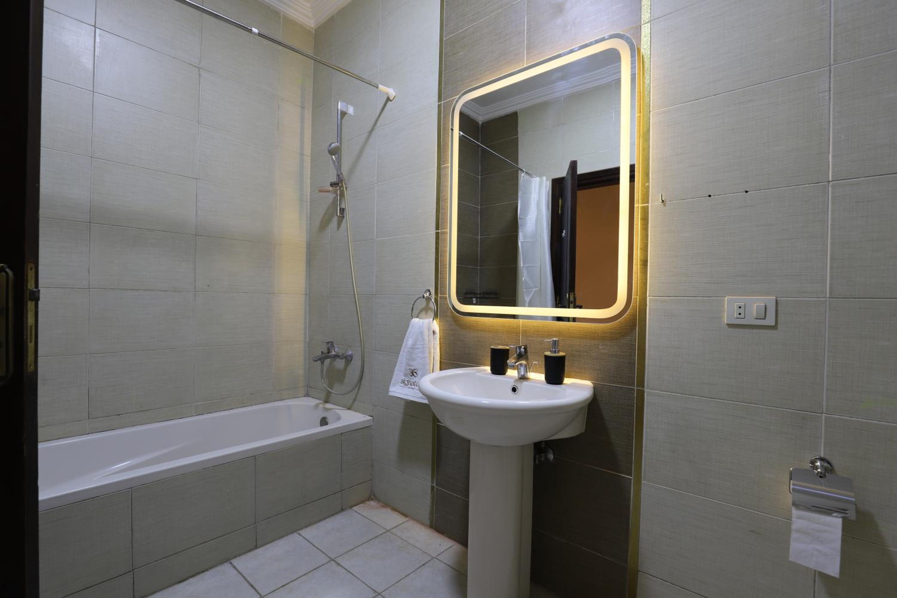 Signature Stays - Spacious Modern Apt