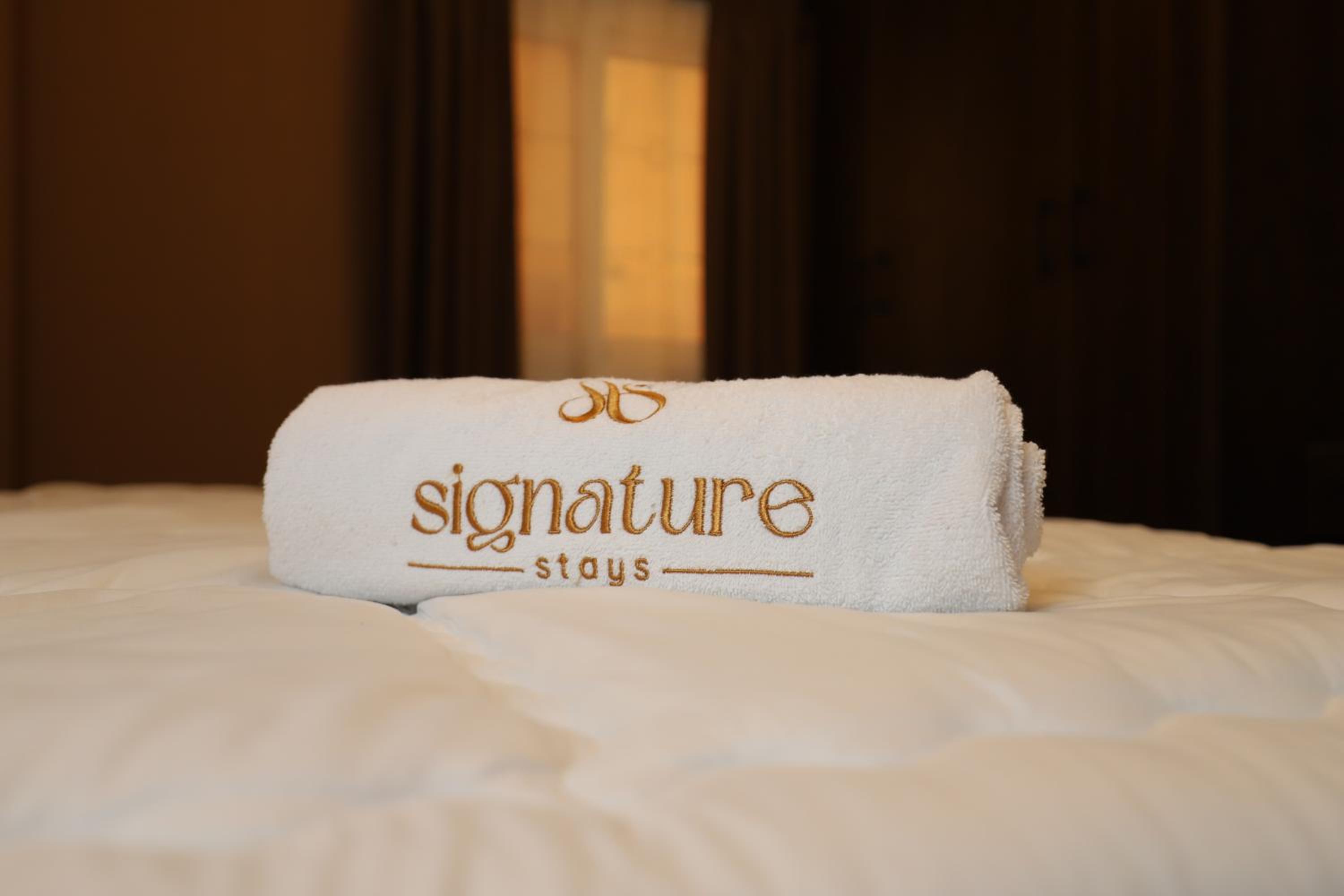 Signature Stays: Modern Chic Apt