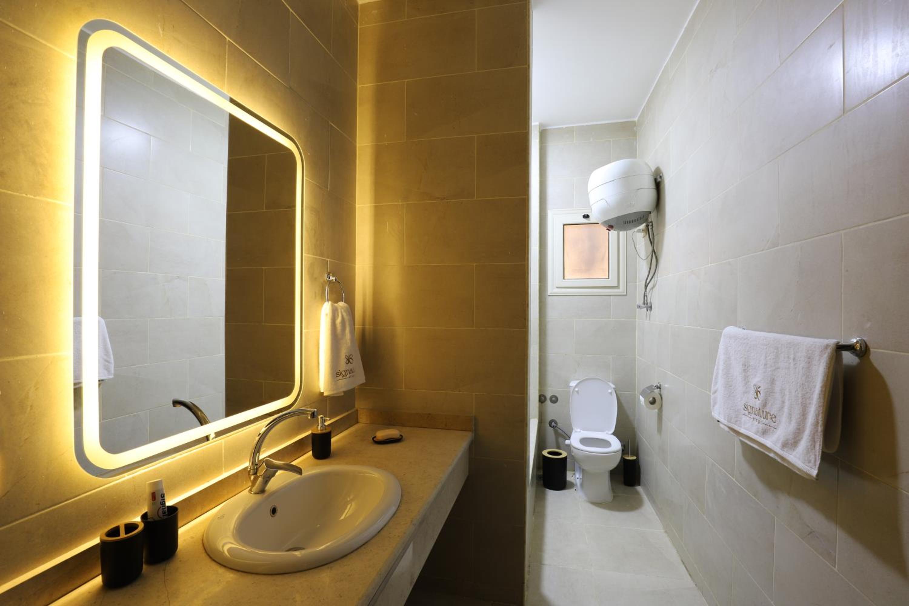 Signature Stays: Modern Chic Apt