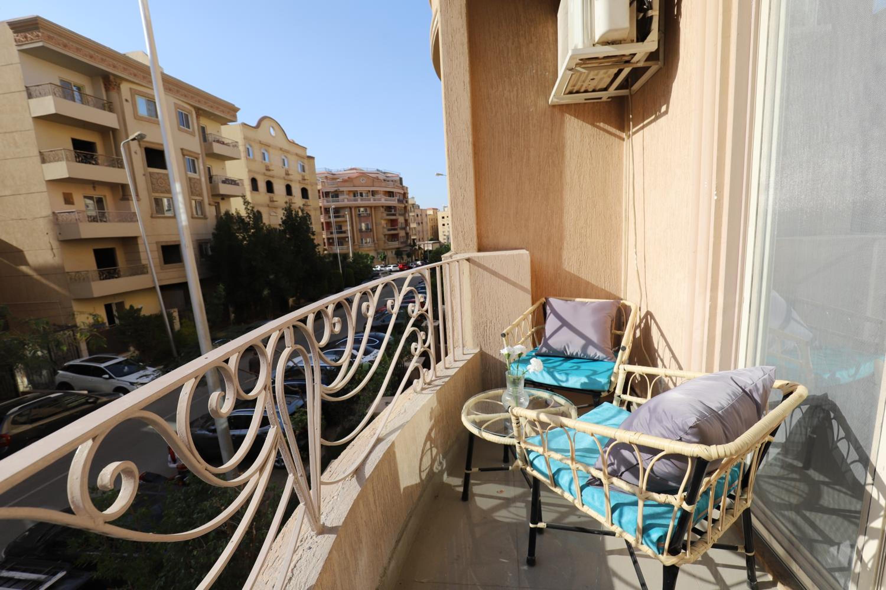 Signature Stays: Modern Chic Apt