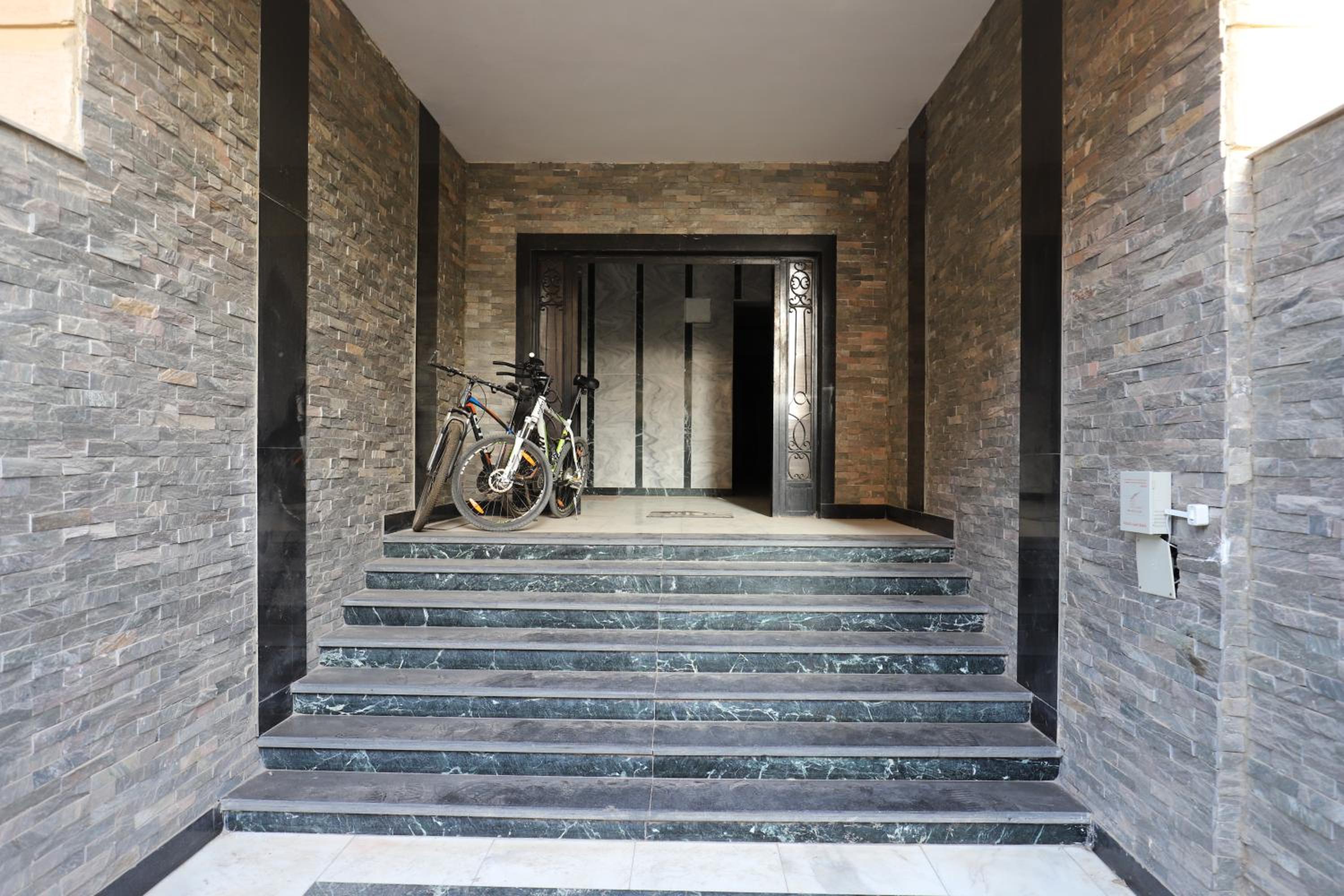 Signature Stays: Modern Chic Apt
