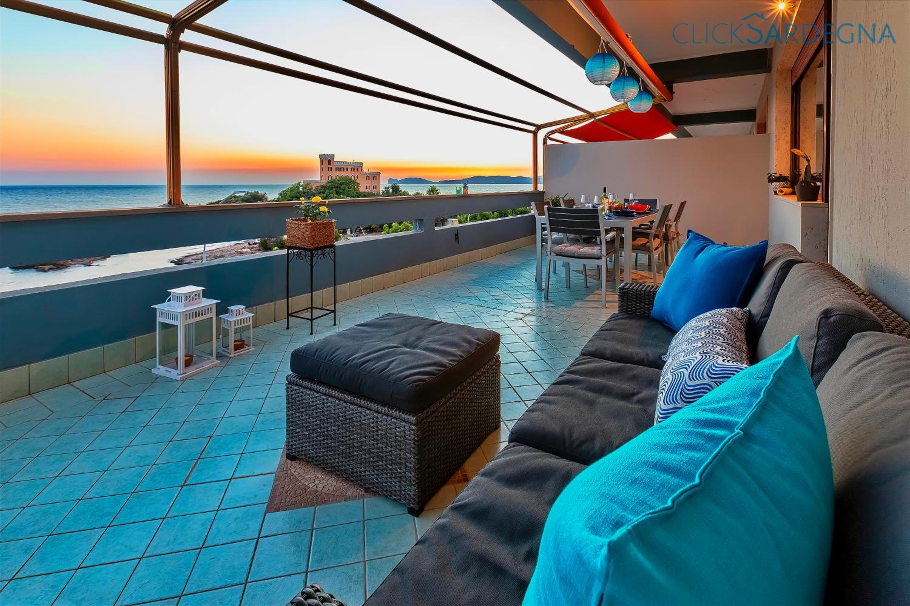 Valencia Penthouse with spectacular beachfront terraces WiFi, Air Conditioning, close to beaches
