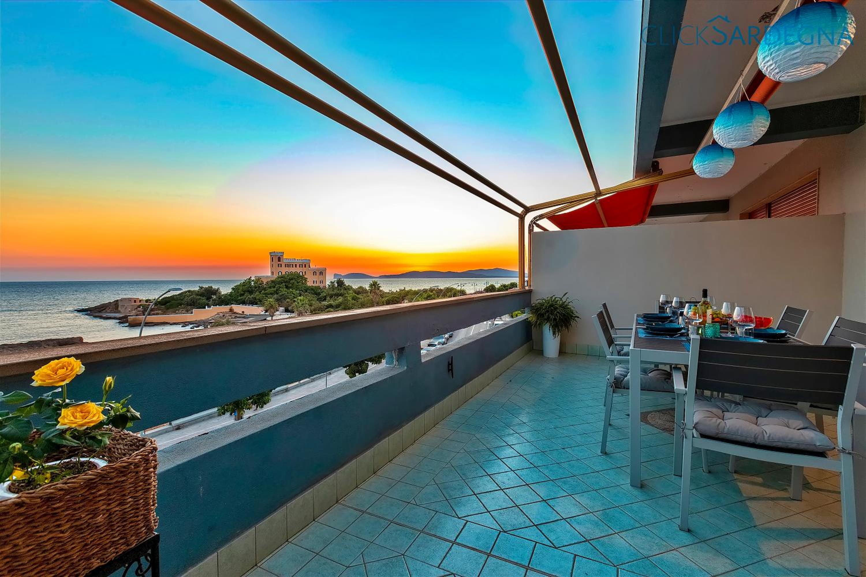 Valencia Penthouse with spectacular beachfront terraces WiFi, Air Conditioning, close to beaches