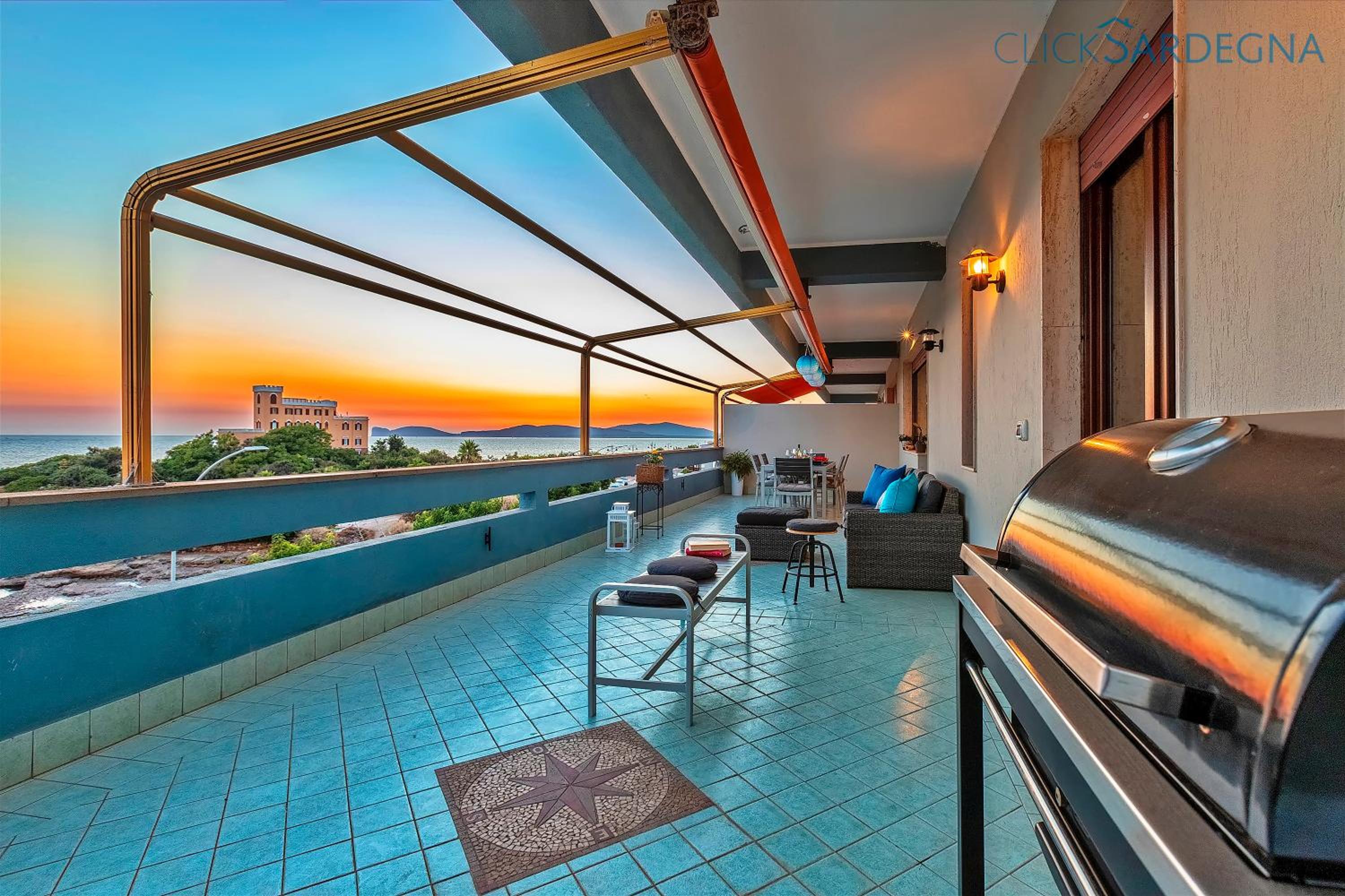 Valencia Penthouse with spectacular beachfront terraces WiFi, Air Conditioning, close to beaches