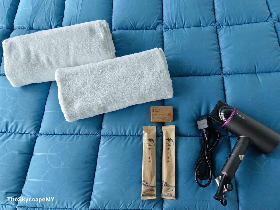 【HOT!】 JB Muji White Theme - Space & Comfy Suite