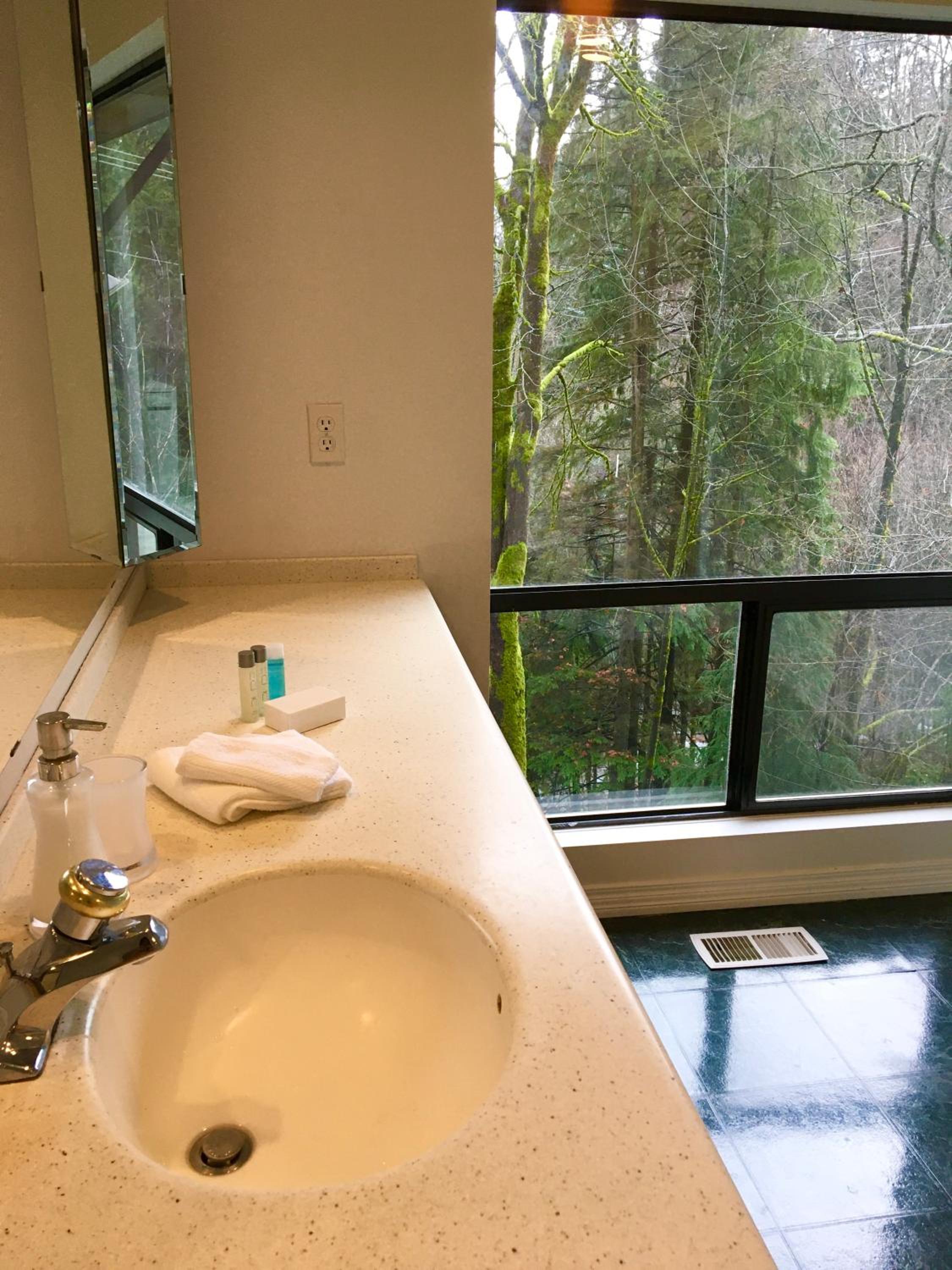 Creekside City Center suite