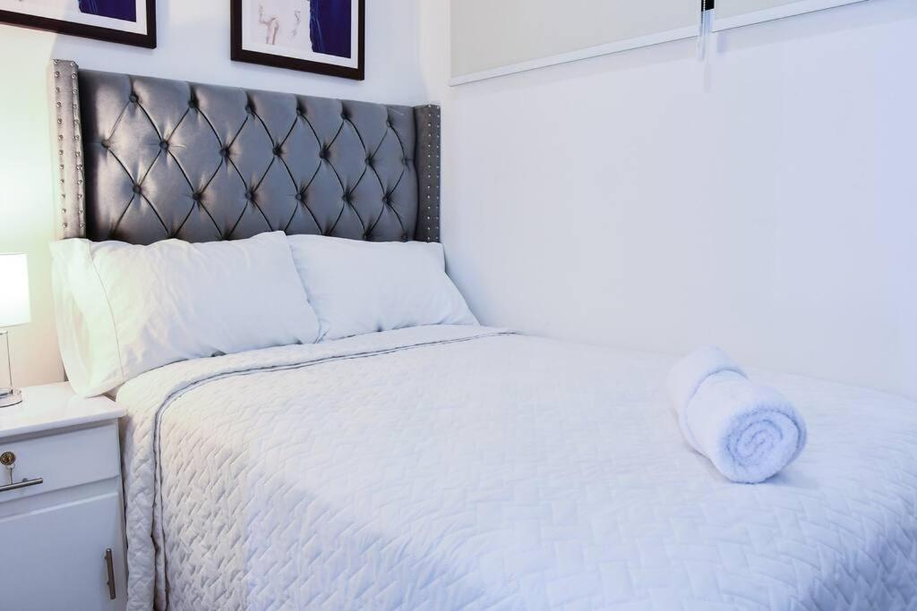 Modern Apartment in Downtown. A/C+ Wifi! view 3