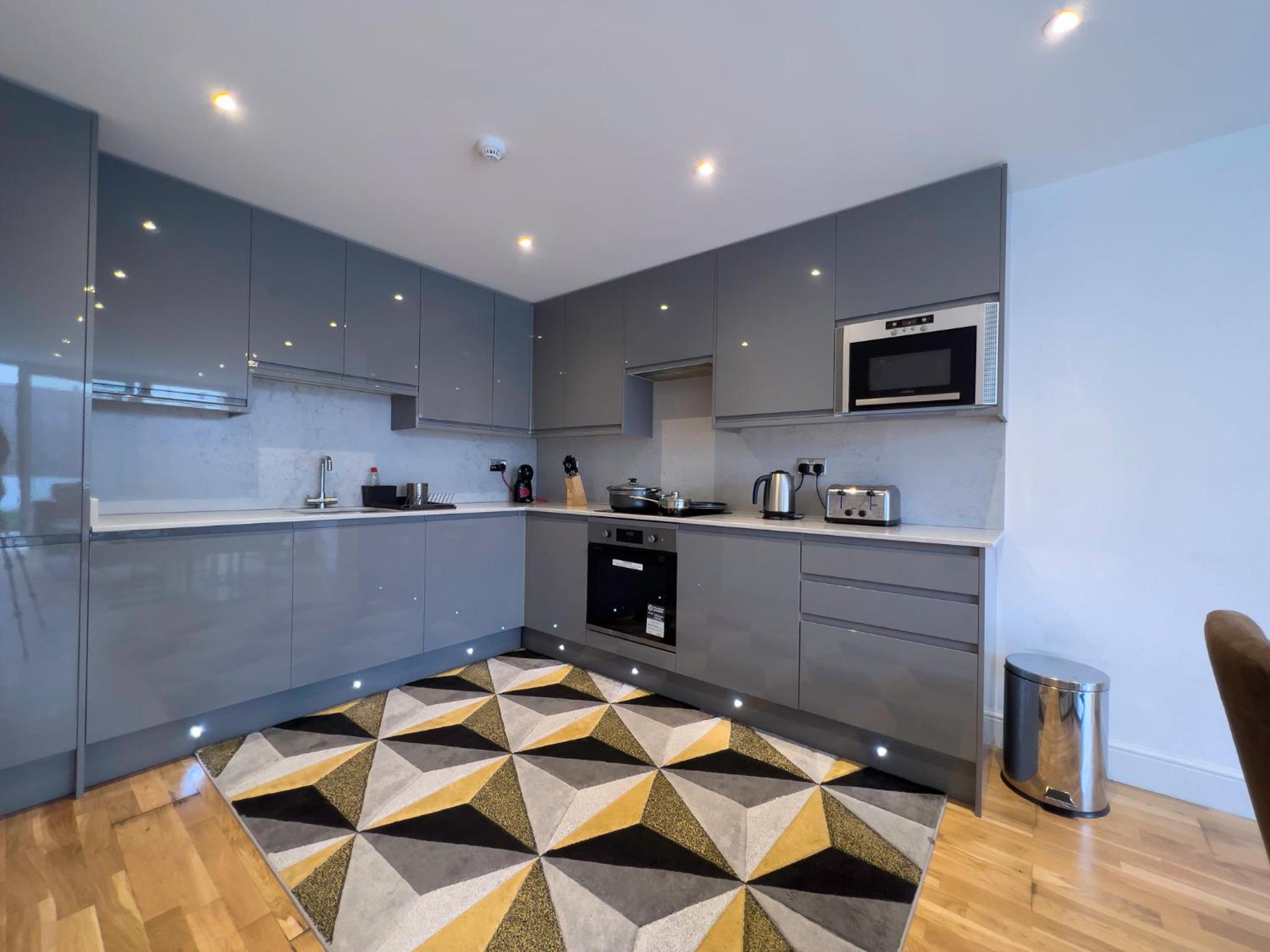 Deluxe 3 Bed Flat with garden view 5