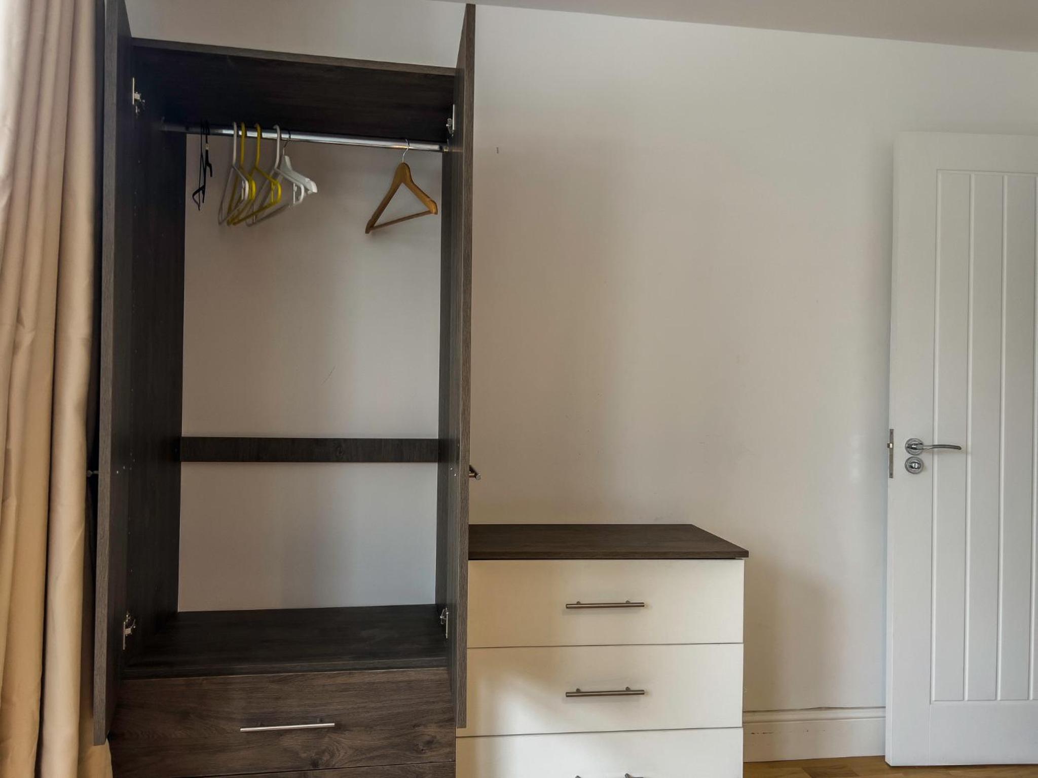 Deluxe 3 Bed Flat with garden view 2