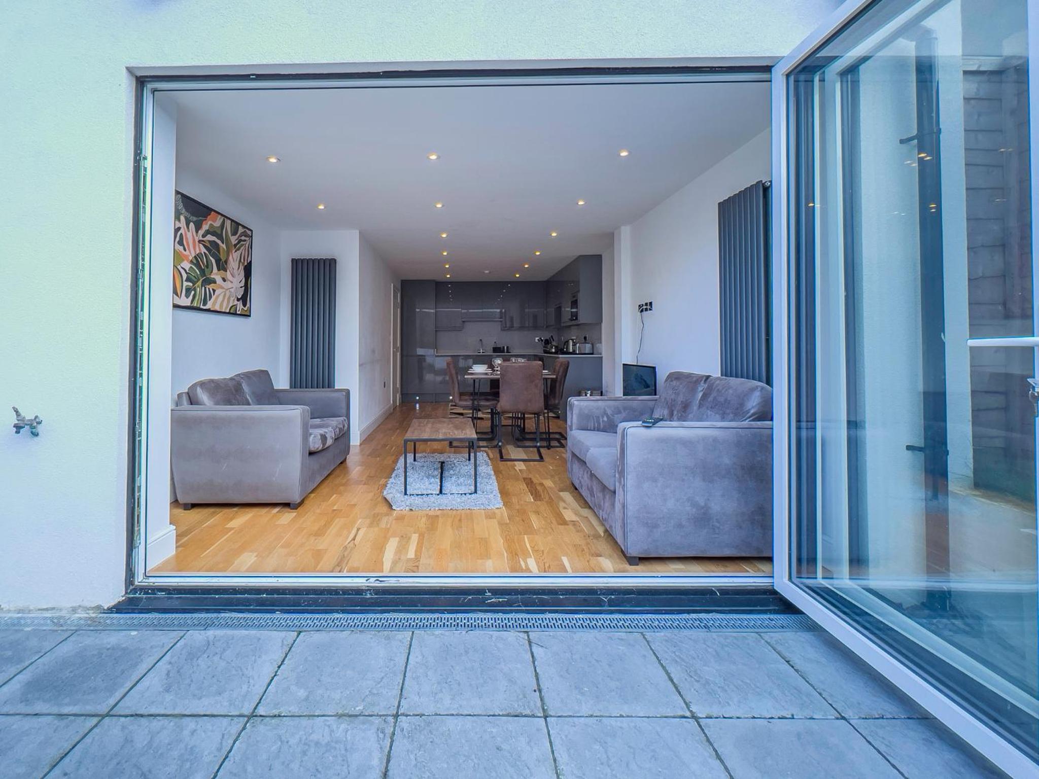 Deluxe 3 Bed Flat with garden view 4
