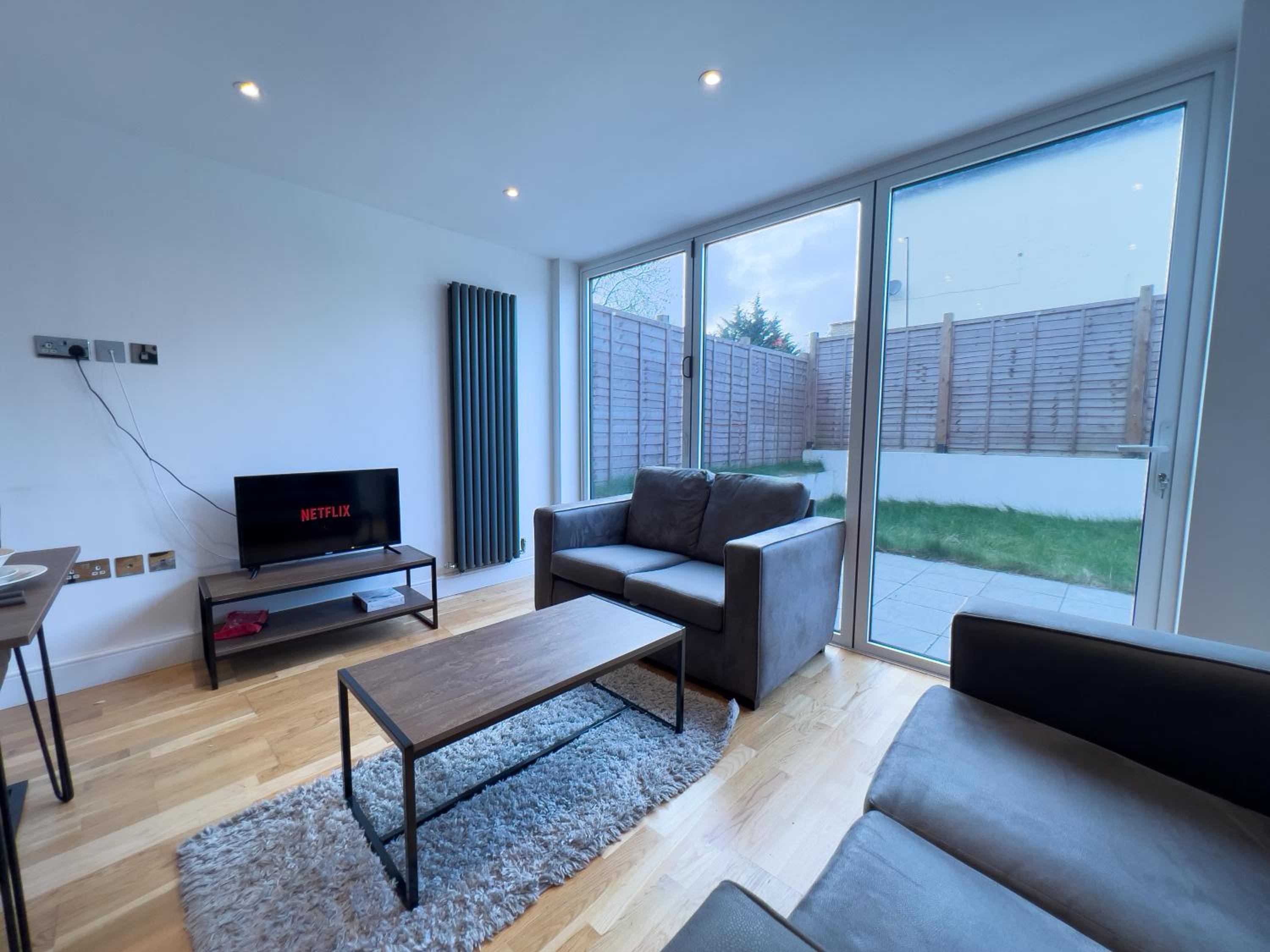 Deluxe 3 Bed Flat with garden view 3
