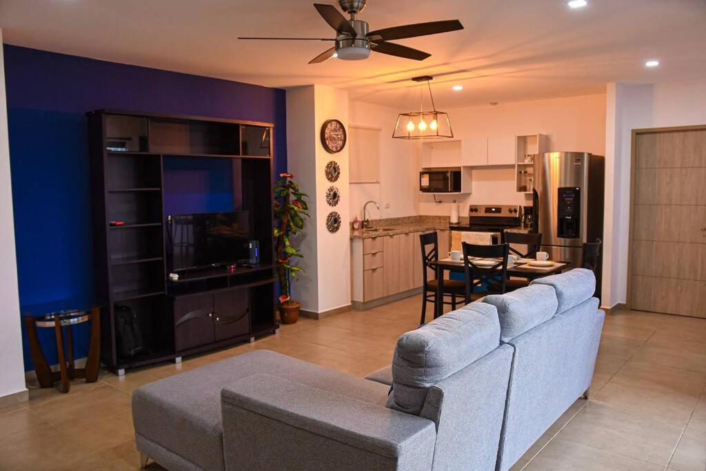The Downtown Apartment - 3 A/C bedroom + WiFi