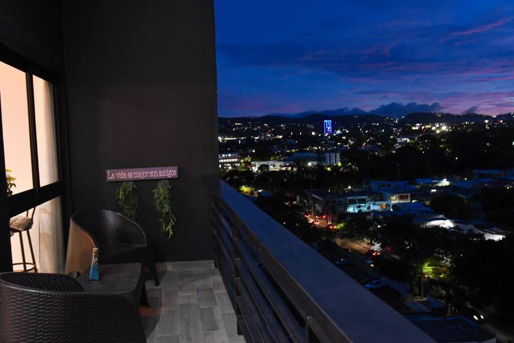 The Downtown Apartment - 3 A/C bedroom + WiFi