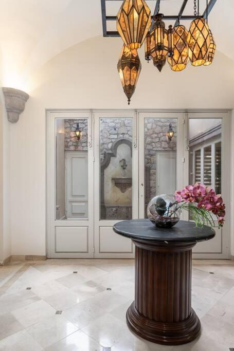 Casa Regina, Stylish 3BR Home in Centro with Rooftop & Jacuzzi view 5