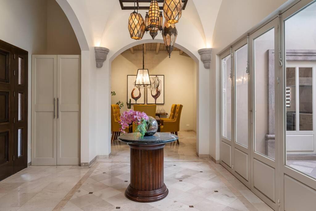 Casa Regina, Stylish 3BR Home in Centro with Rooftop & Jacuzzi view 4