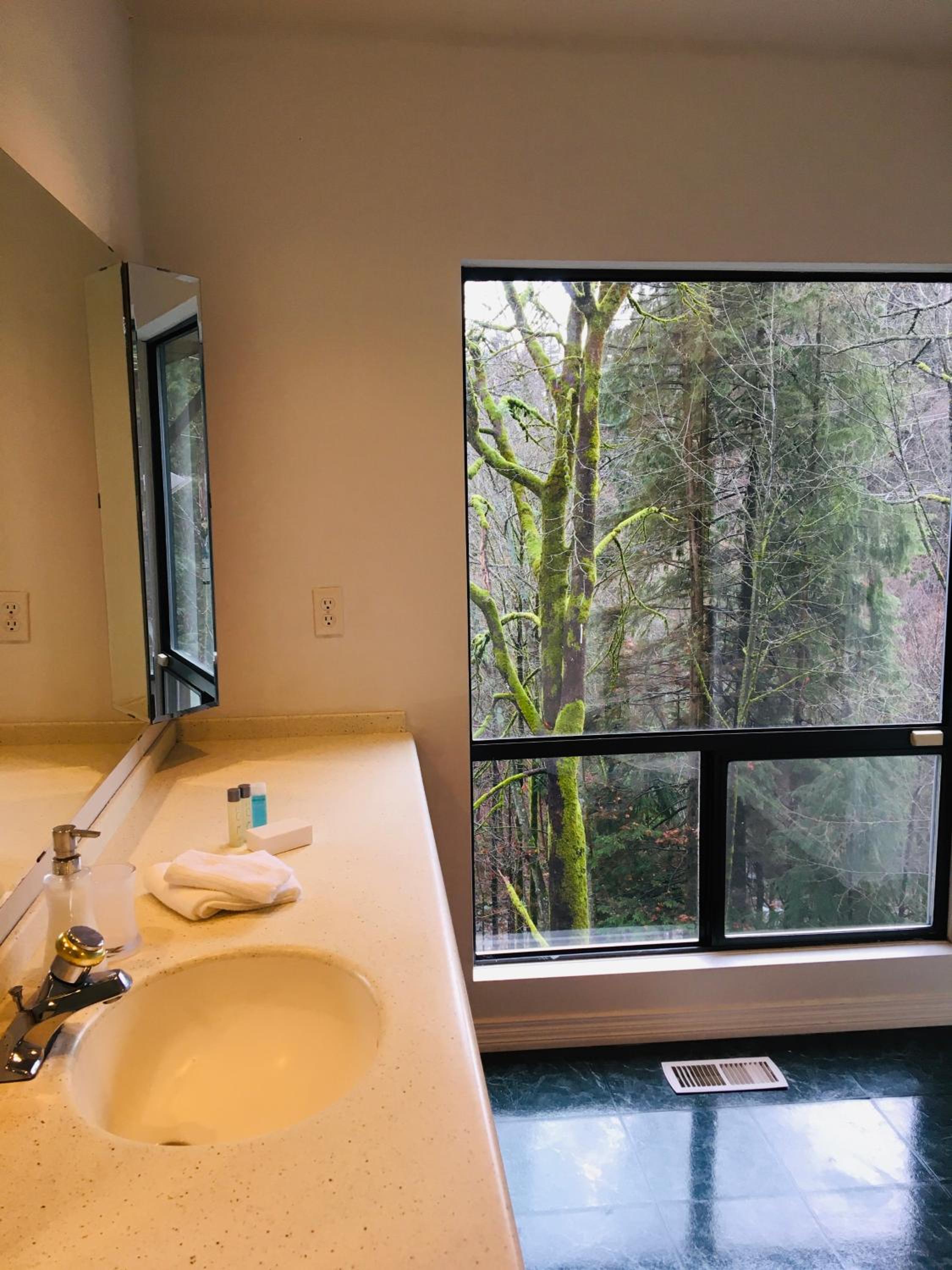 Creekside City Center suite