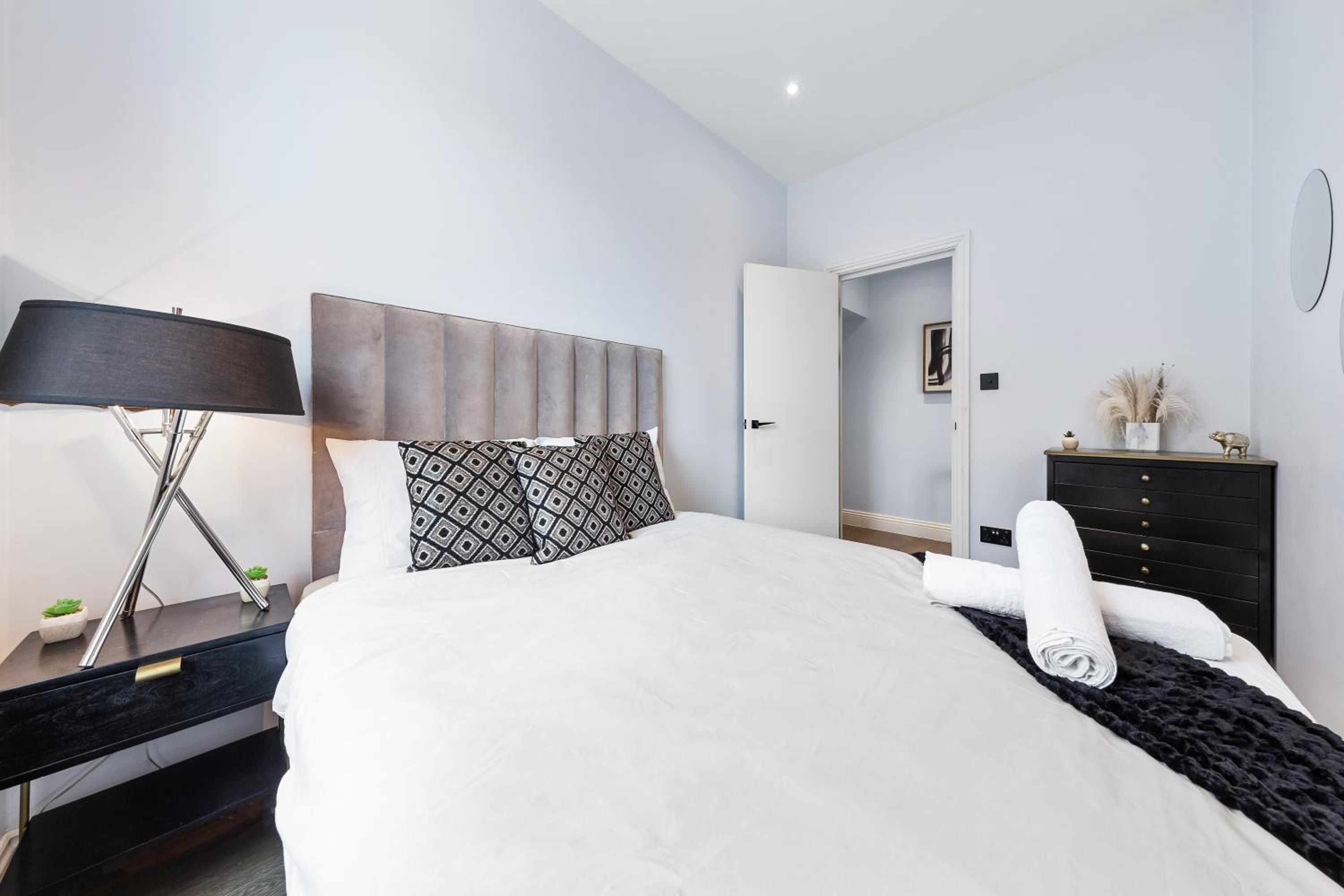 Stunning 1 bedroom in Westminster with AC sleeps 4