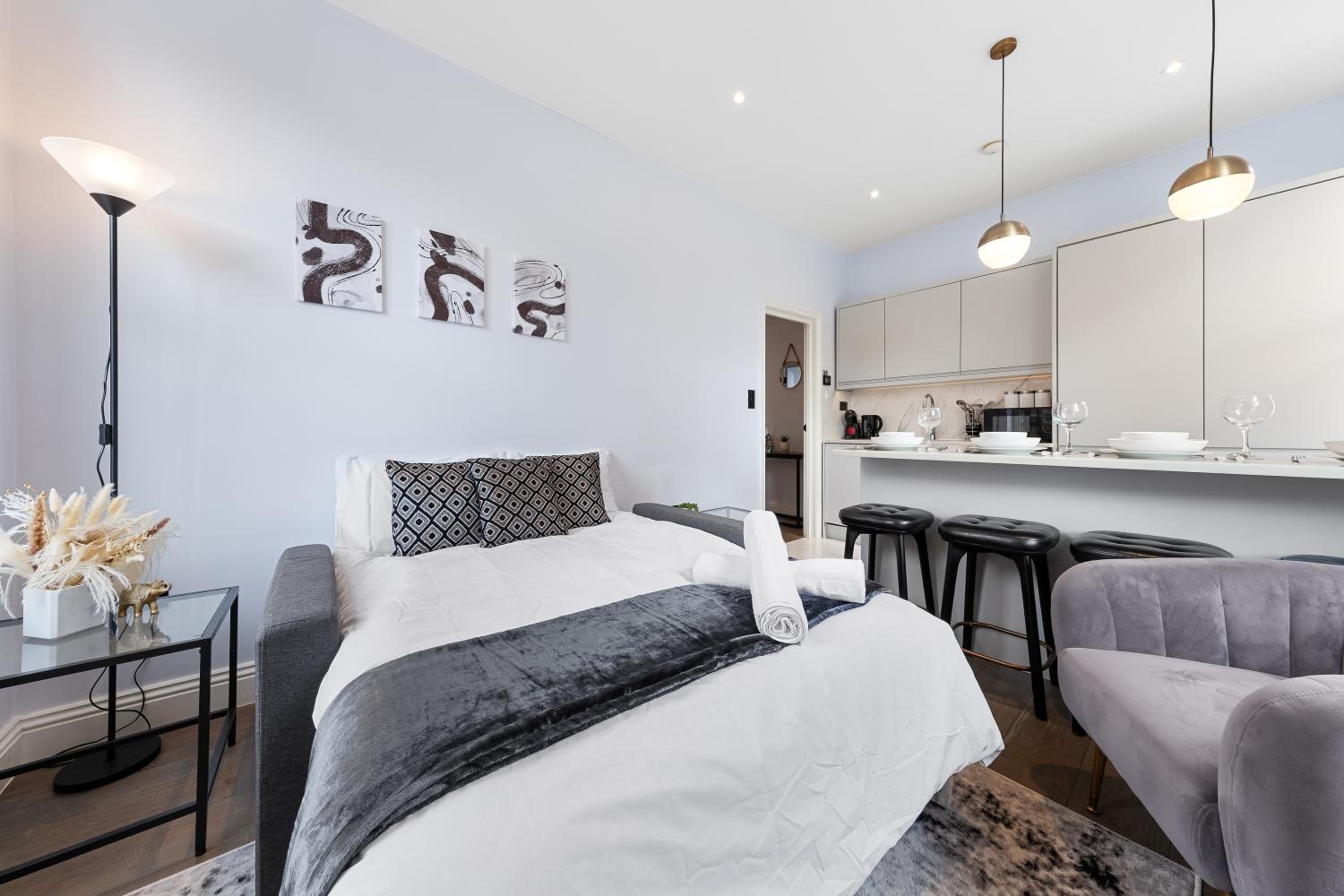 Stunning 1 bedroom in Westminster with AC sleeps 4