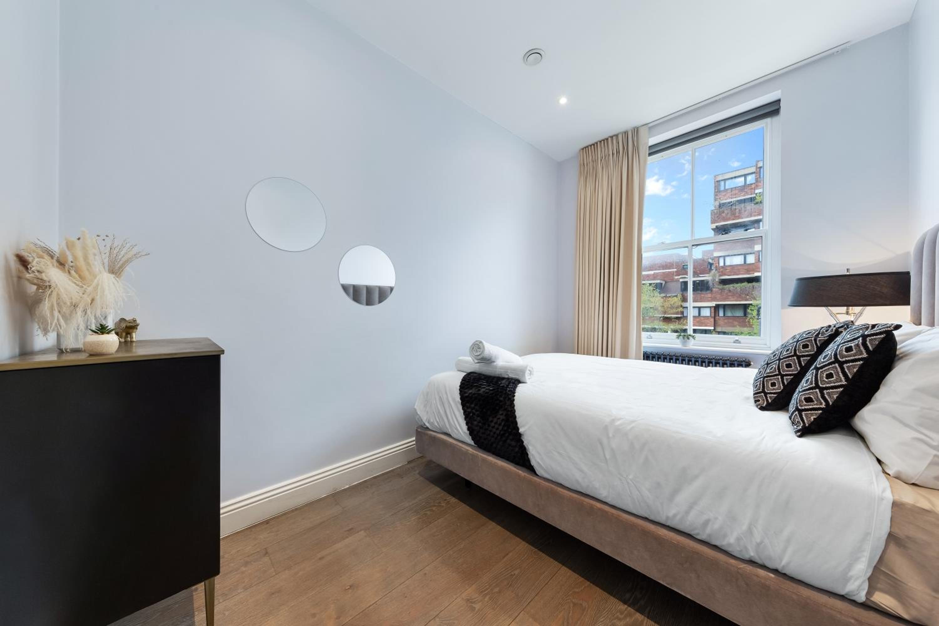 Stunning 1 bedroom in Westminster with AC sleeps 4