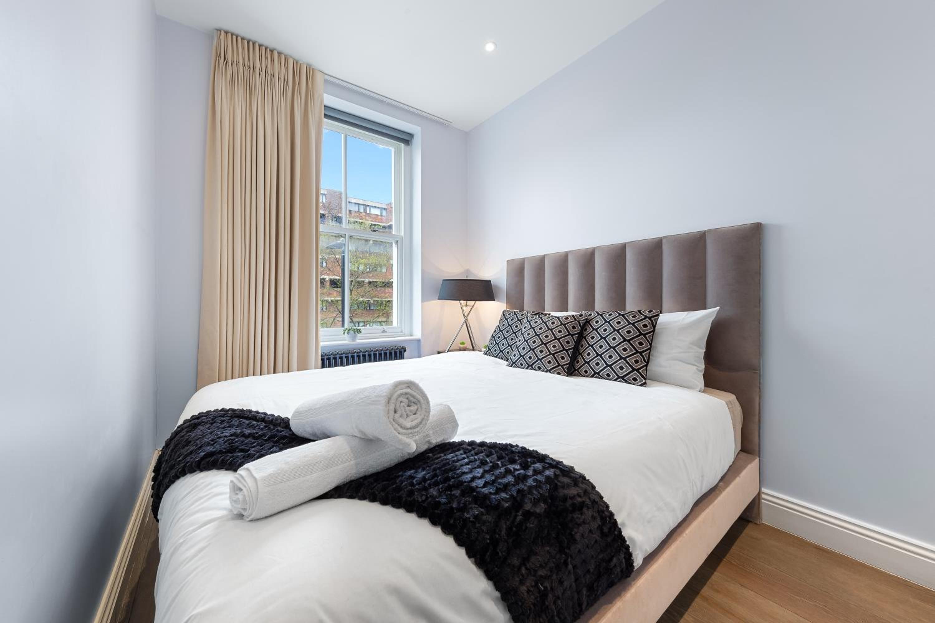 Stunning 1 bedroom in Westminster with AC sleeps 4