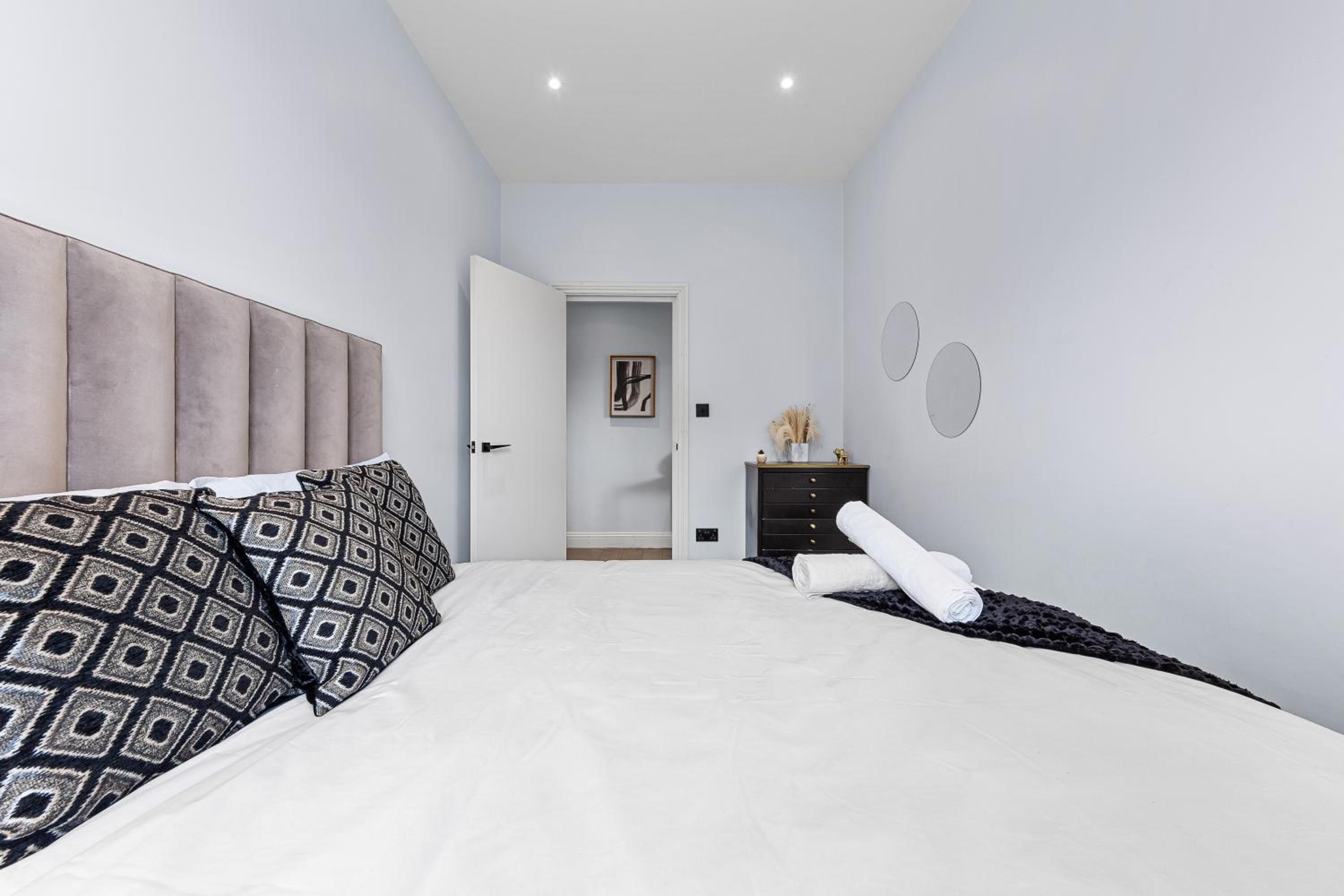 Stunning 1 bedroom in Westminster with AC sleeps 4