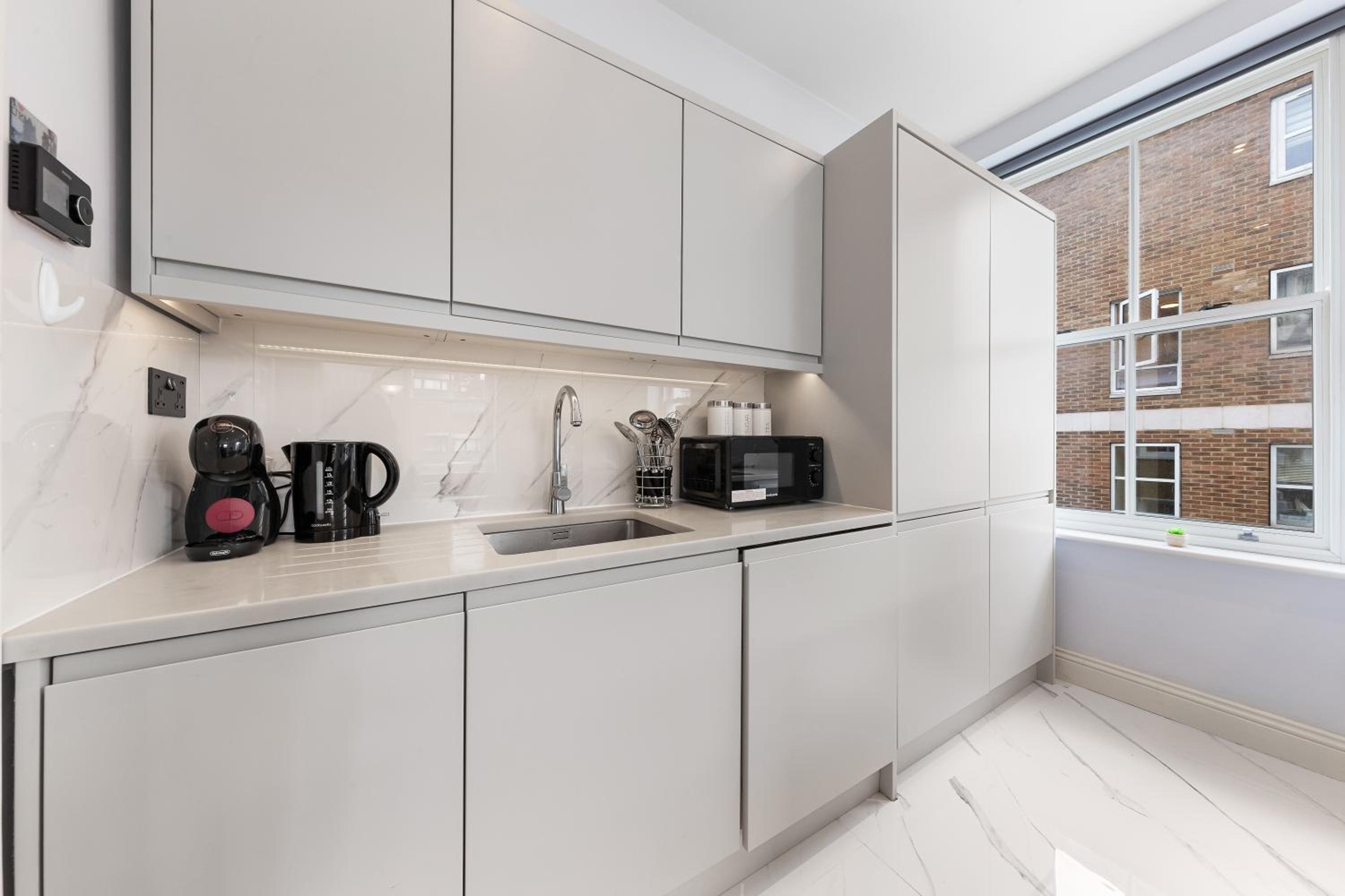 Stunning 1 bedroom in Westminster with AC sleeps 4