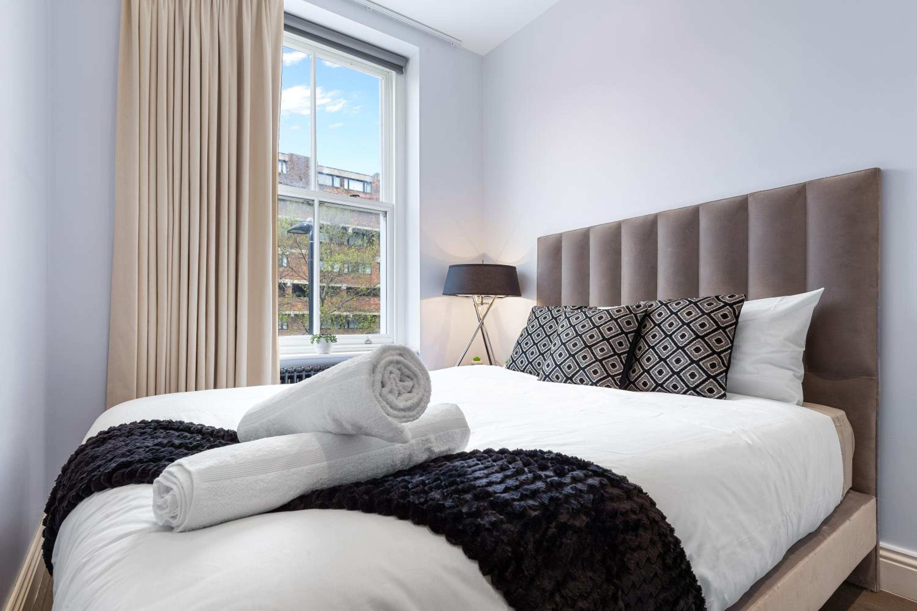 Stunning 1 bedroom in Westminster with AC sleeps 4