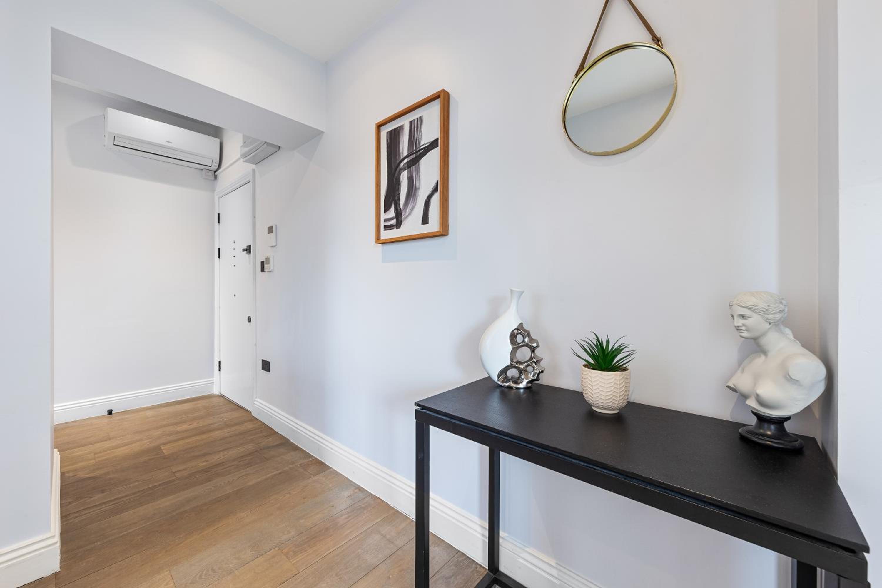 Stunning 1 bedroom in Westminster with AC sleeps 4